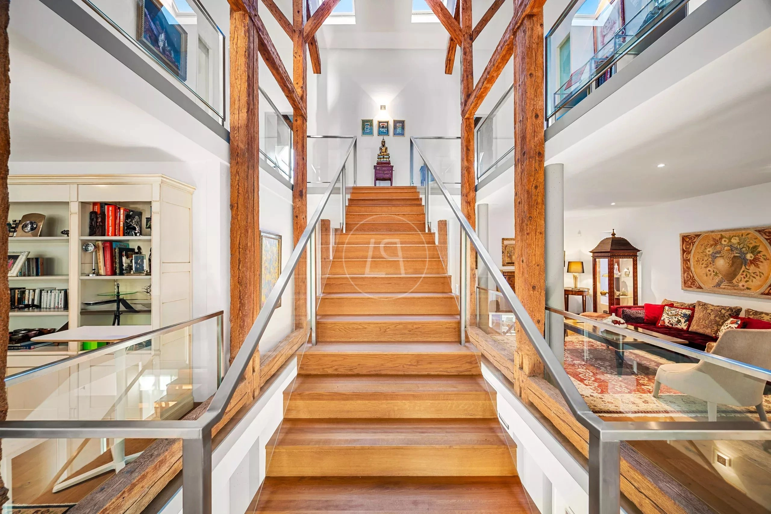 Großzügiges Galerie-Entrée mit Holztreppe
