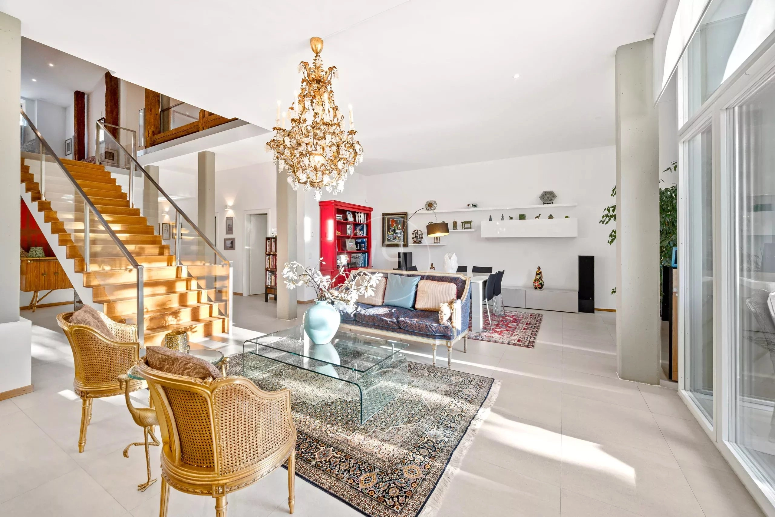 Helles, großzügiges Wohnzimmer mit Treppe und Galerie