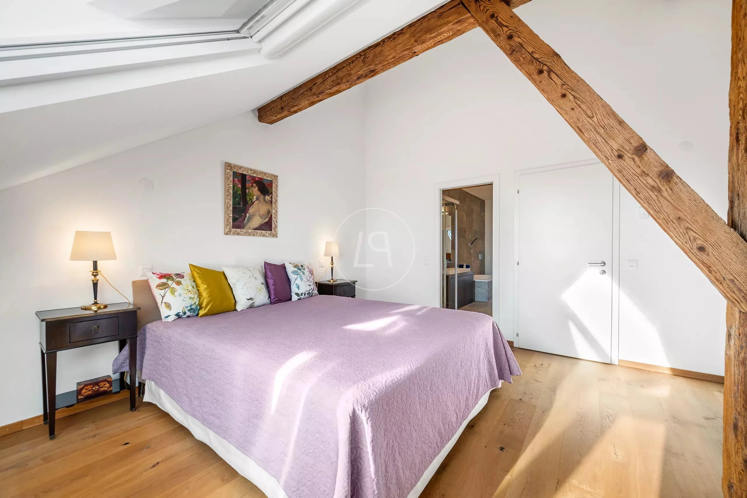 Helles Schlafzimmer mit Holzbalken