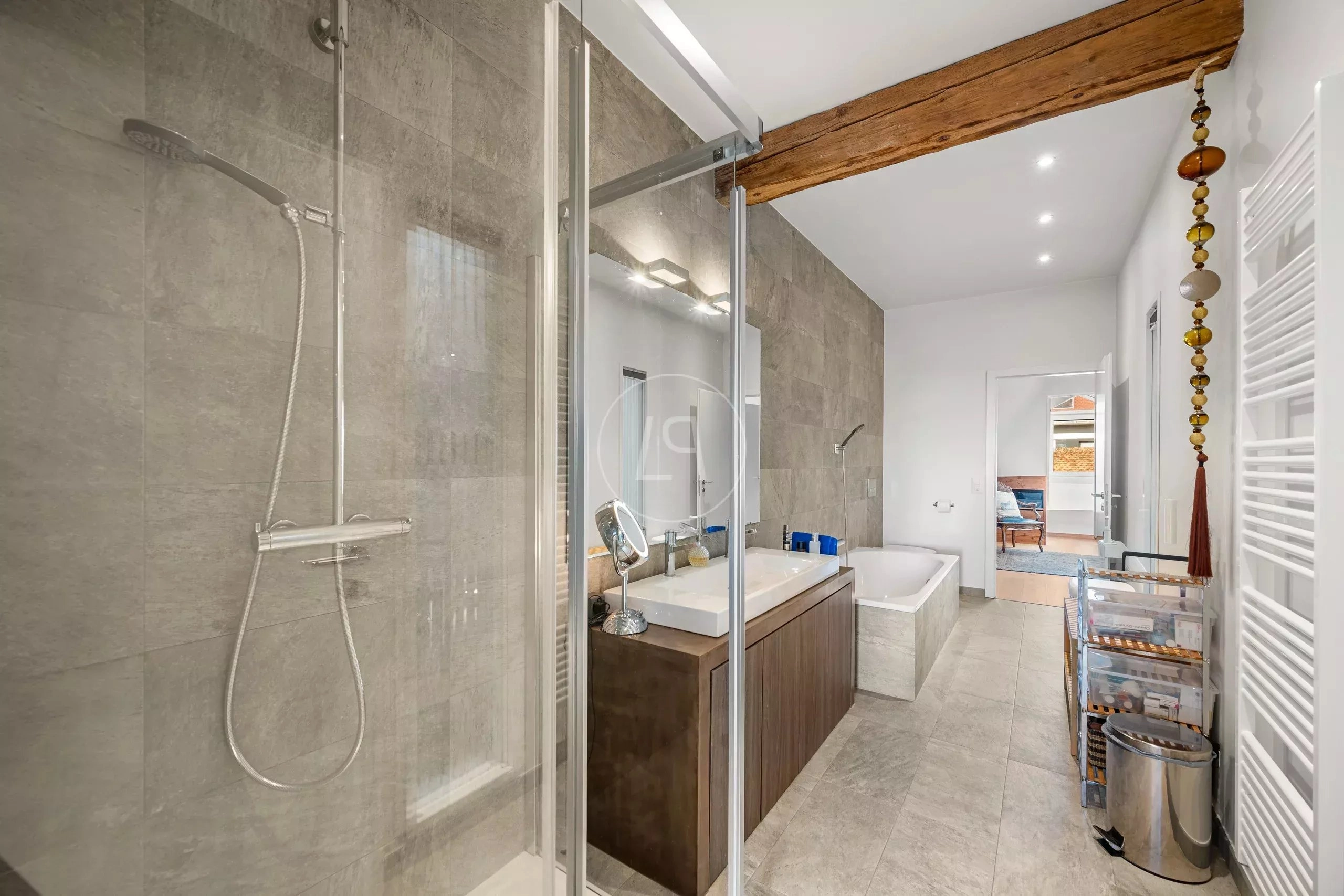 Modernes Badezimmer mit begehbarer Dusche und Badewanne