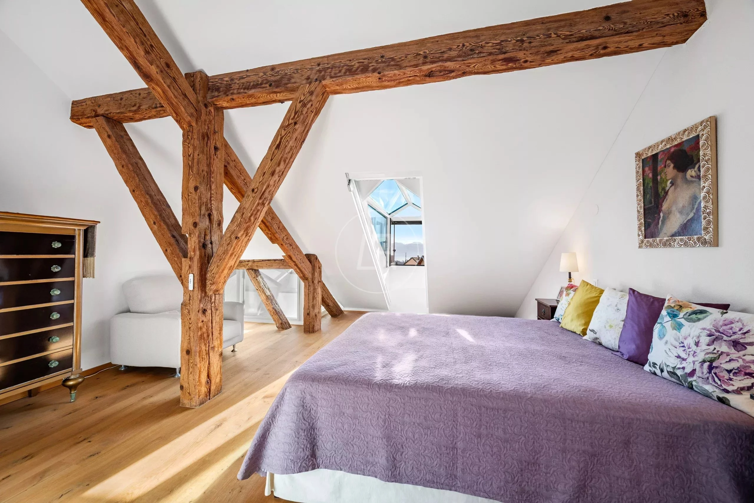Helles Schlafzimmer mit sichtbaren Holzbalken