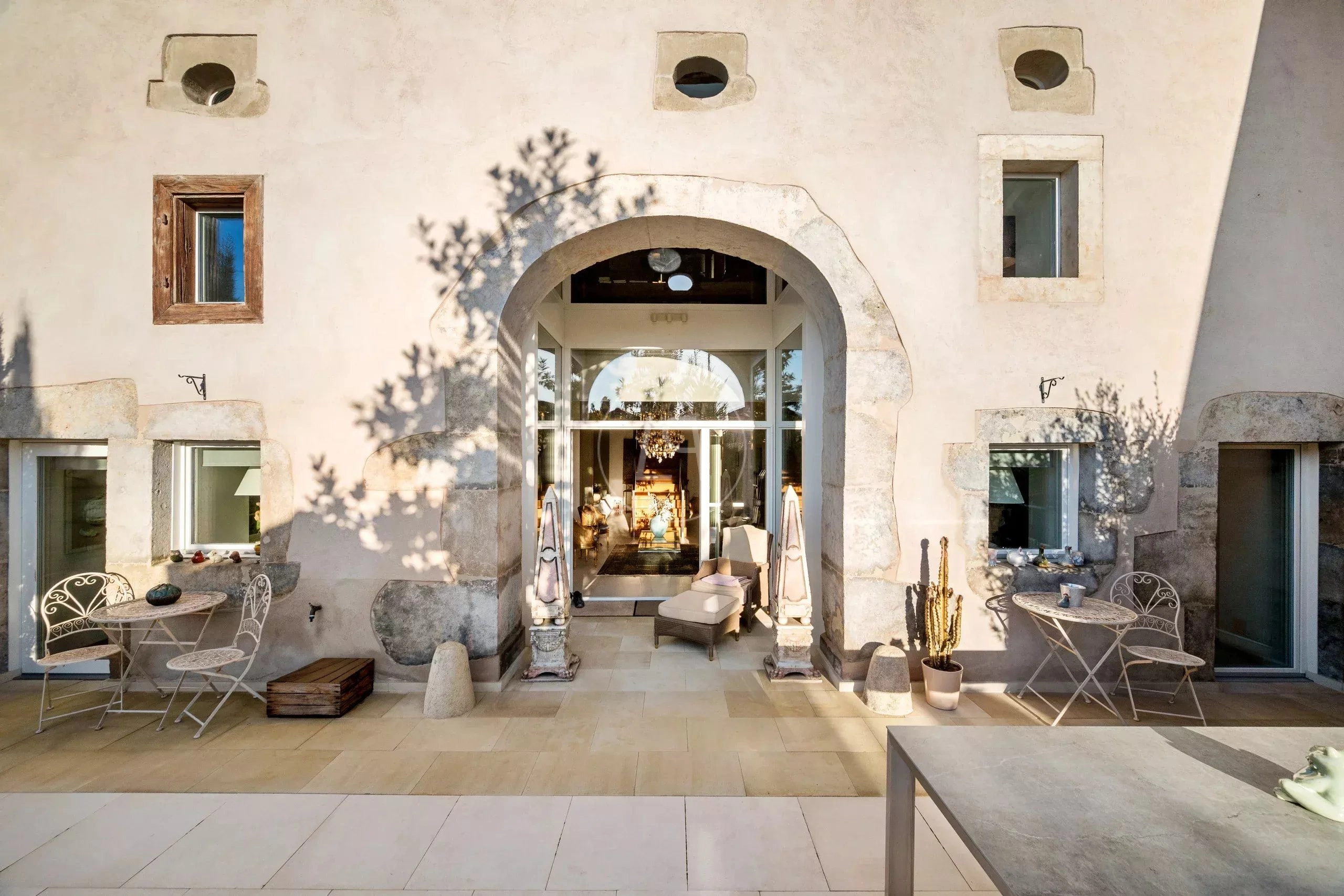 Mediterrane Außenfassade mit Patio