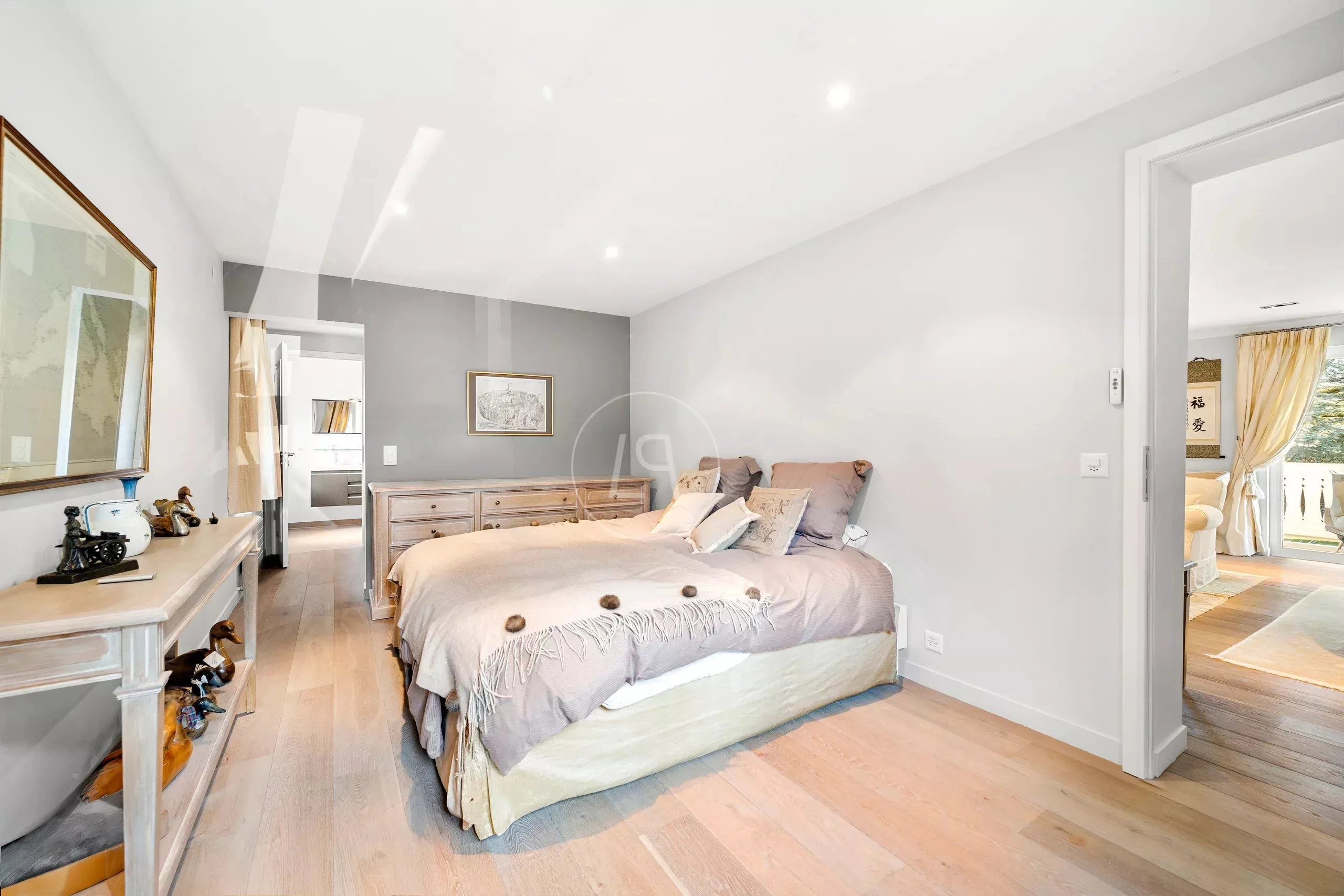 Helles Schlafzimmer mit offenem Durchgang
