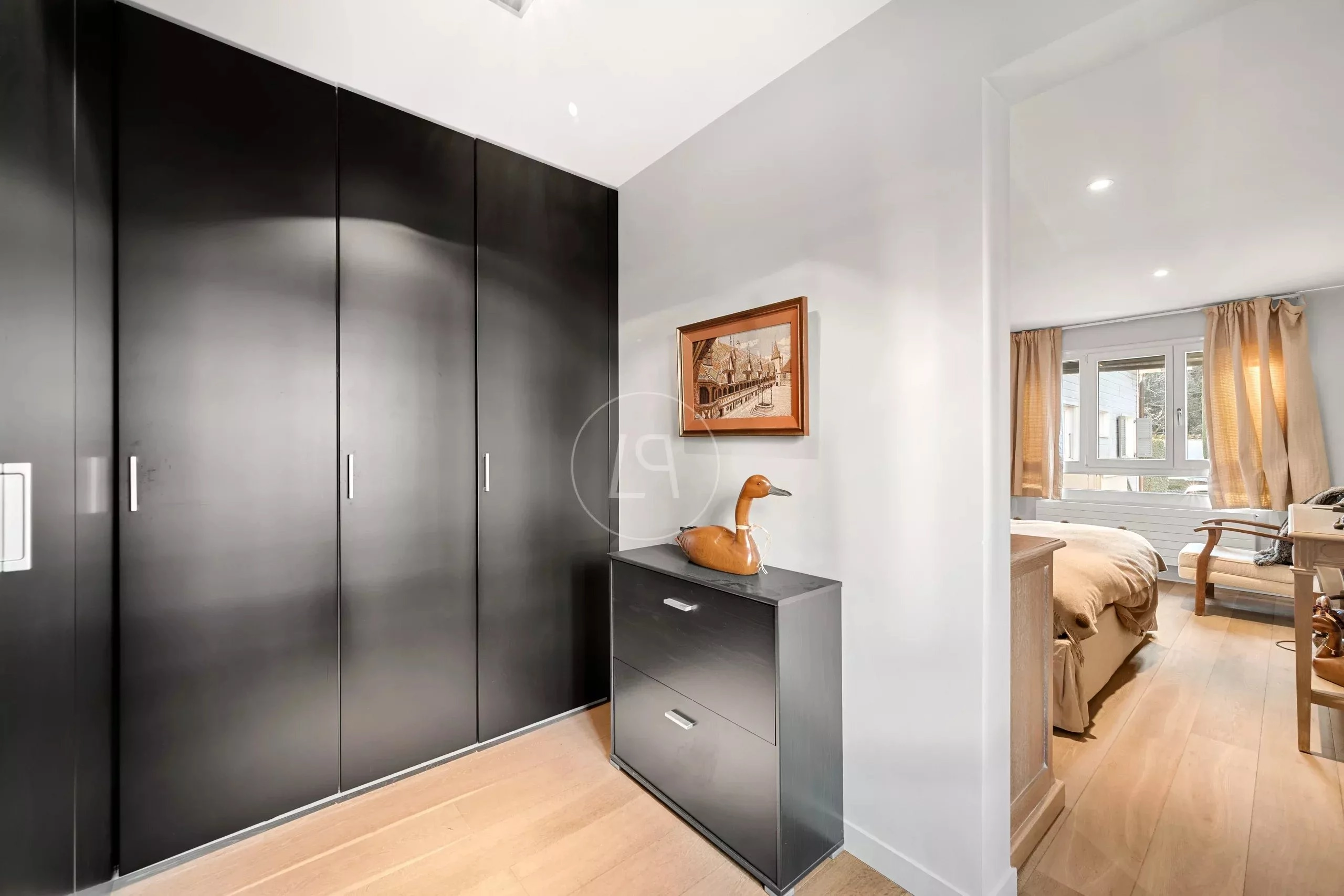 Moderner Schlafbereich mit Einbauschrank