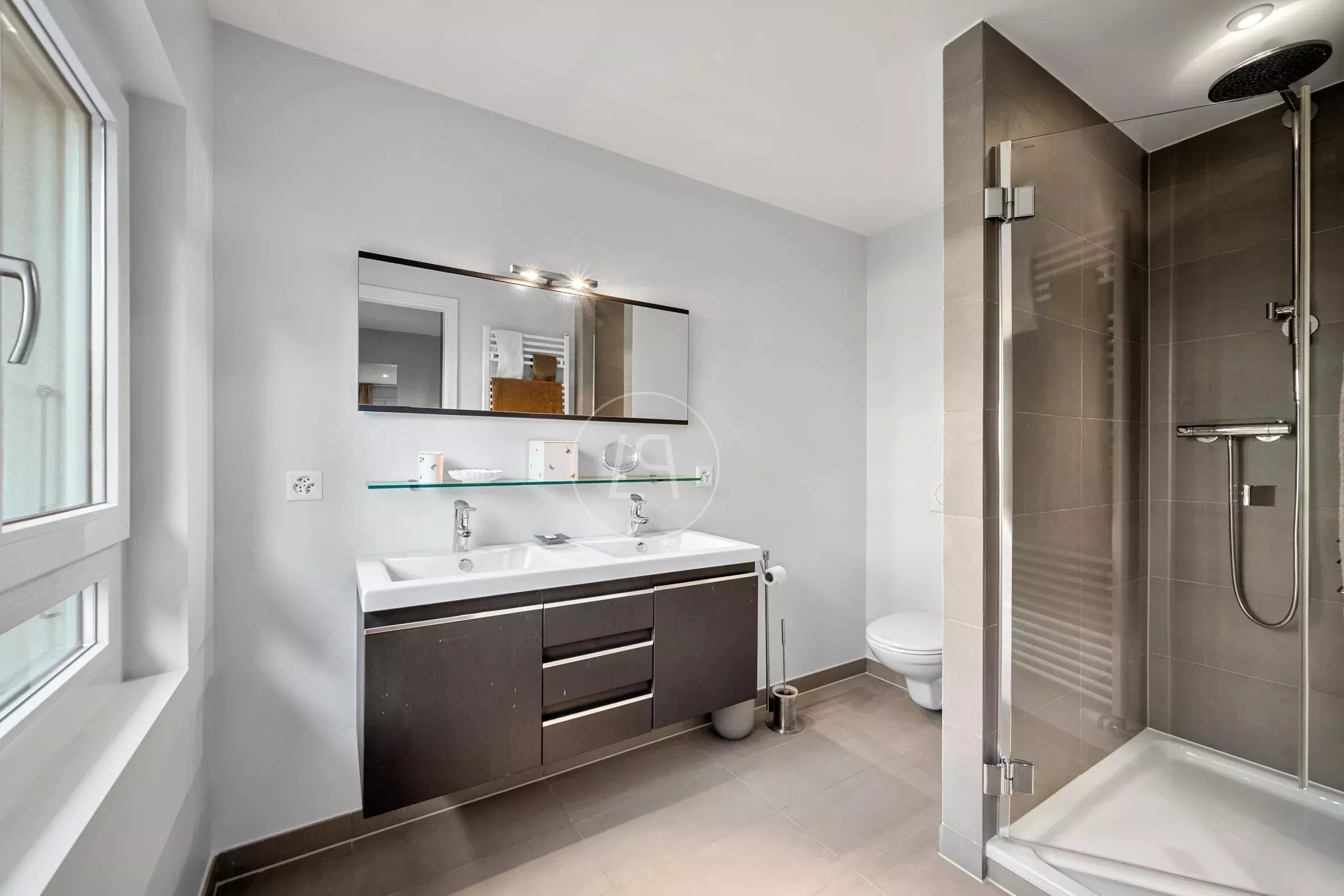 Modernes Badezimmer mit Doppelwaschtisch und Dusche