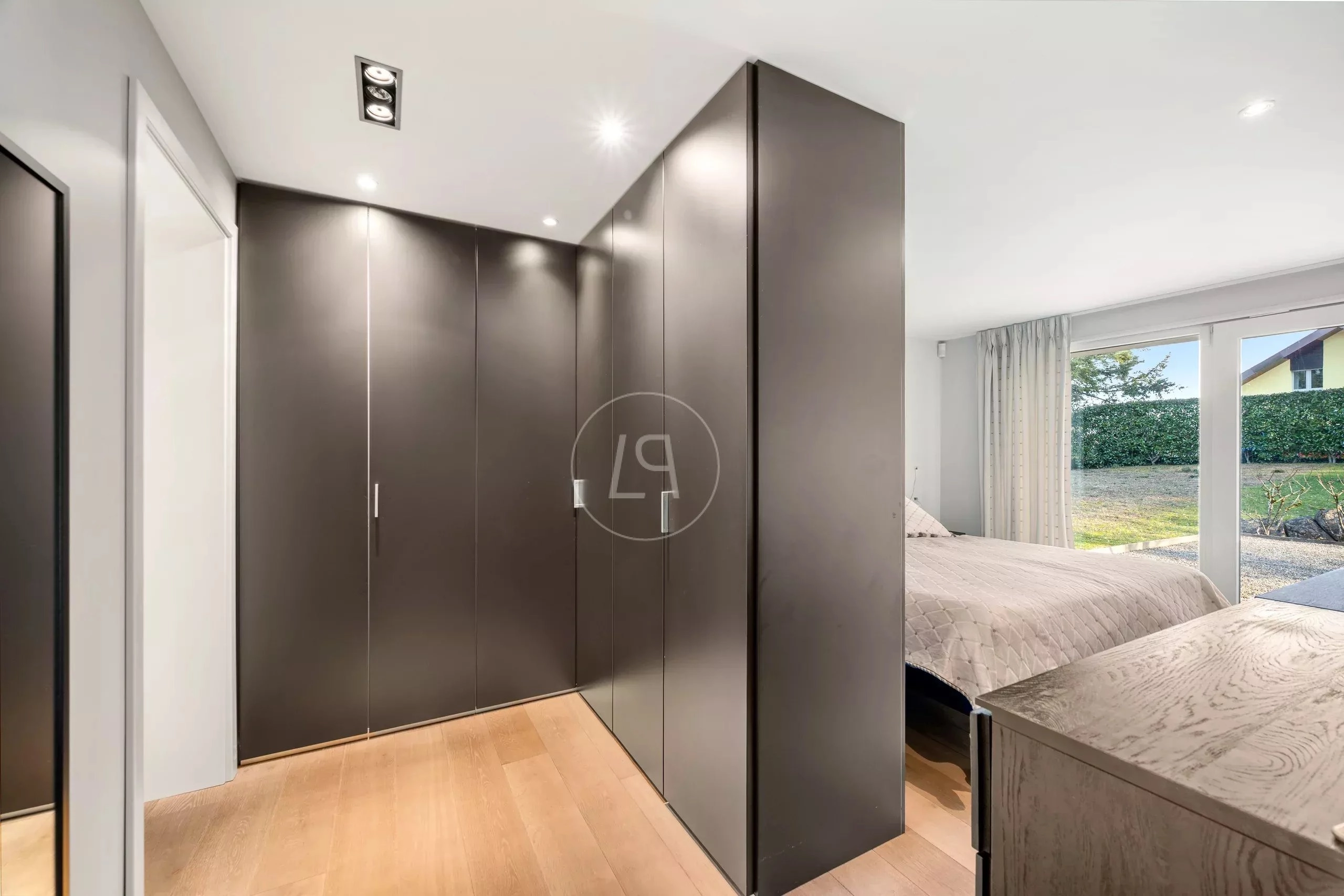 Modernes Schlafzimmer mit Einbauschrank