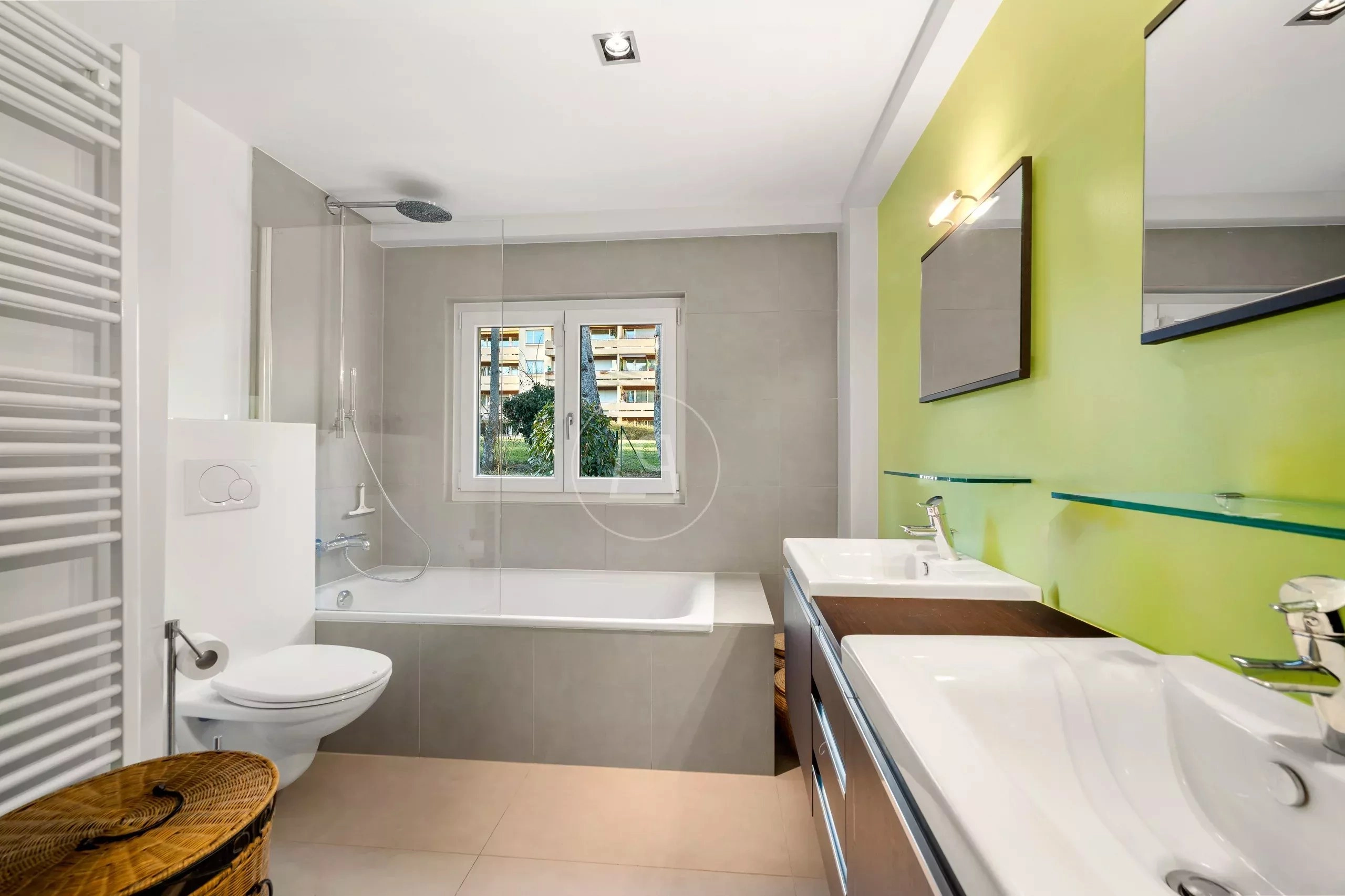 Helles, modernes Badezimmer mit Badewanne und Doppelwaschtisch