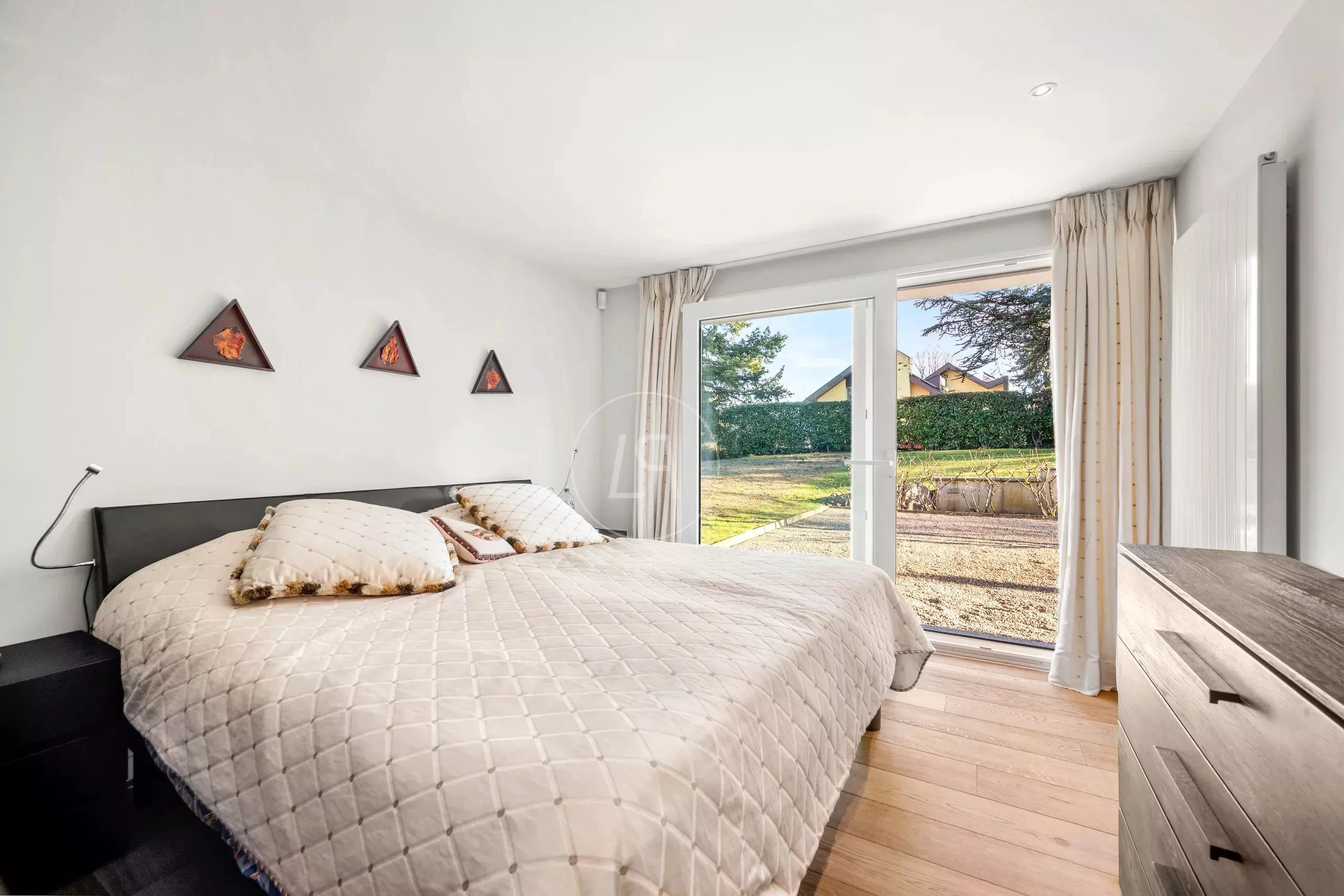 Helles Schlafzimmer mit Gartenzugang