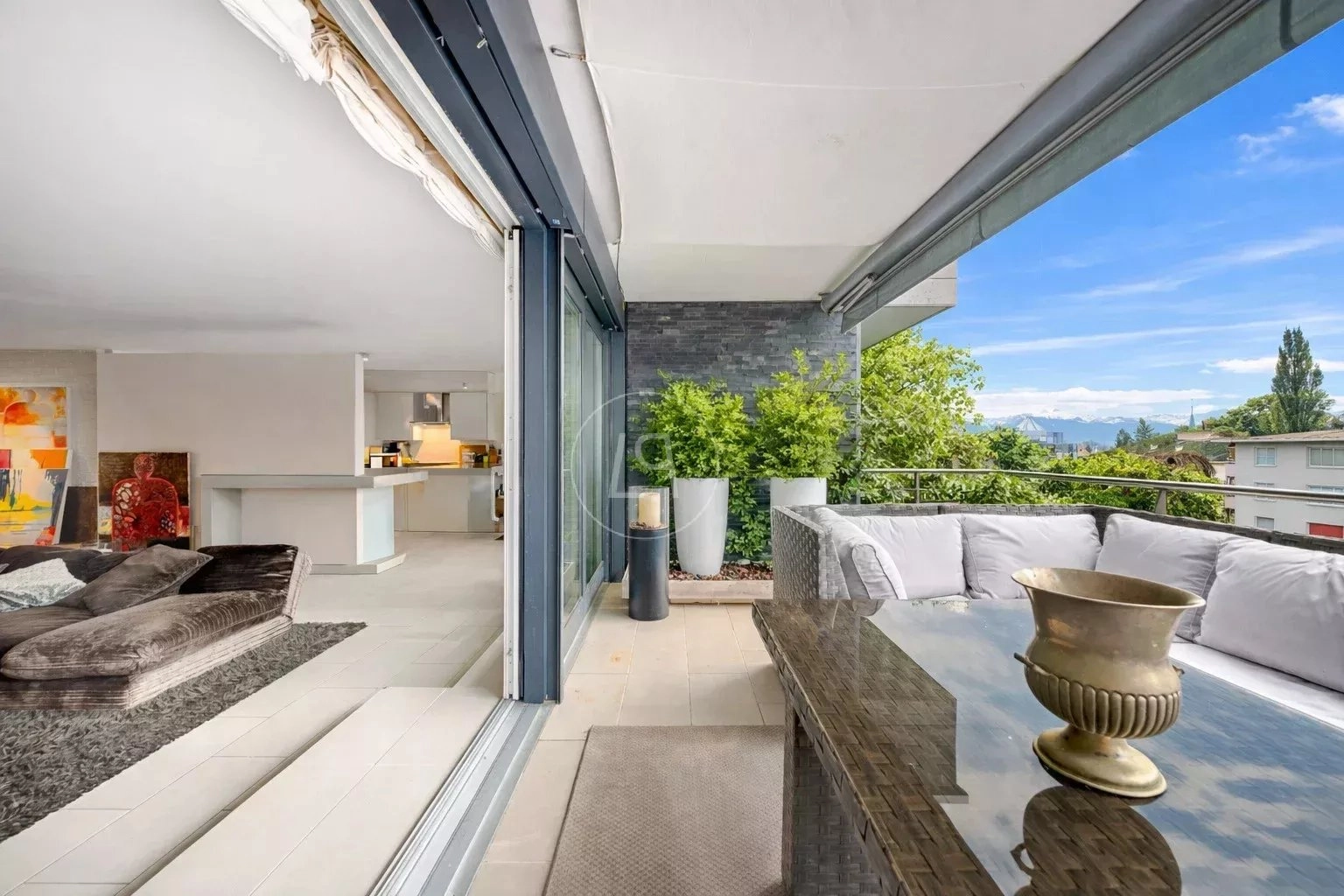 Wohnzimmer mit angrenzendem Balkon