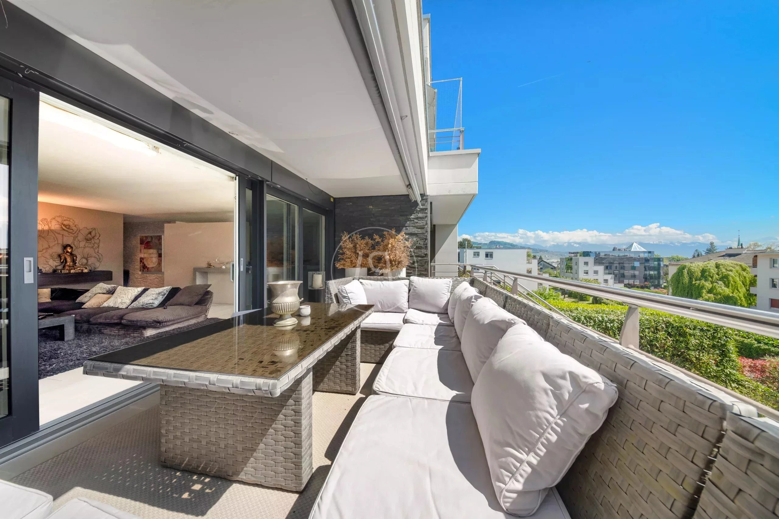 Balkon mit Lounge-Möbeln und Panoramablick