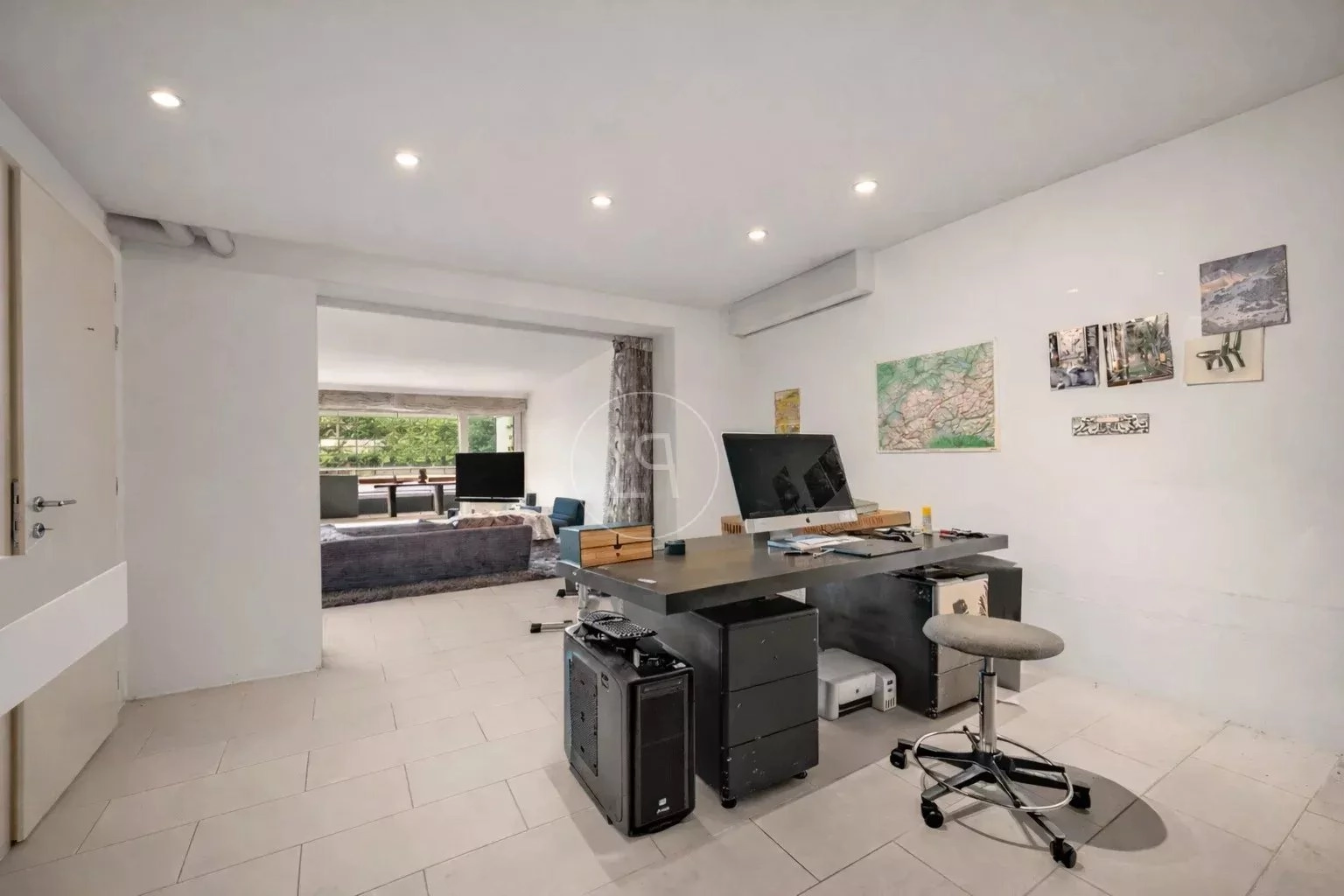 Heller Arbeitsraum mit Blick in einen Wohnbereich