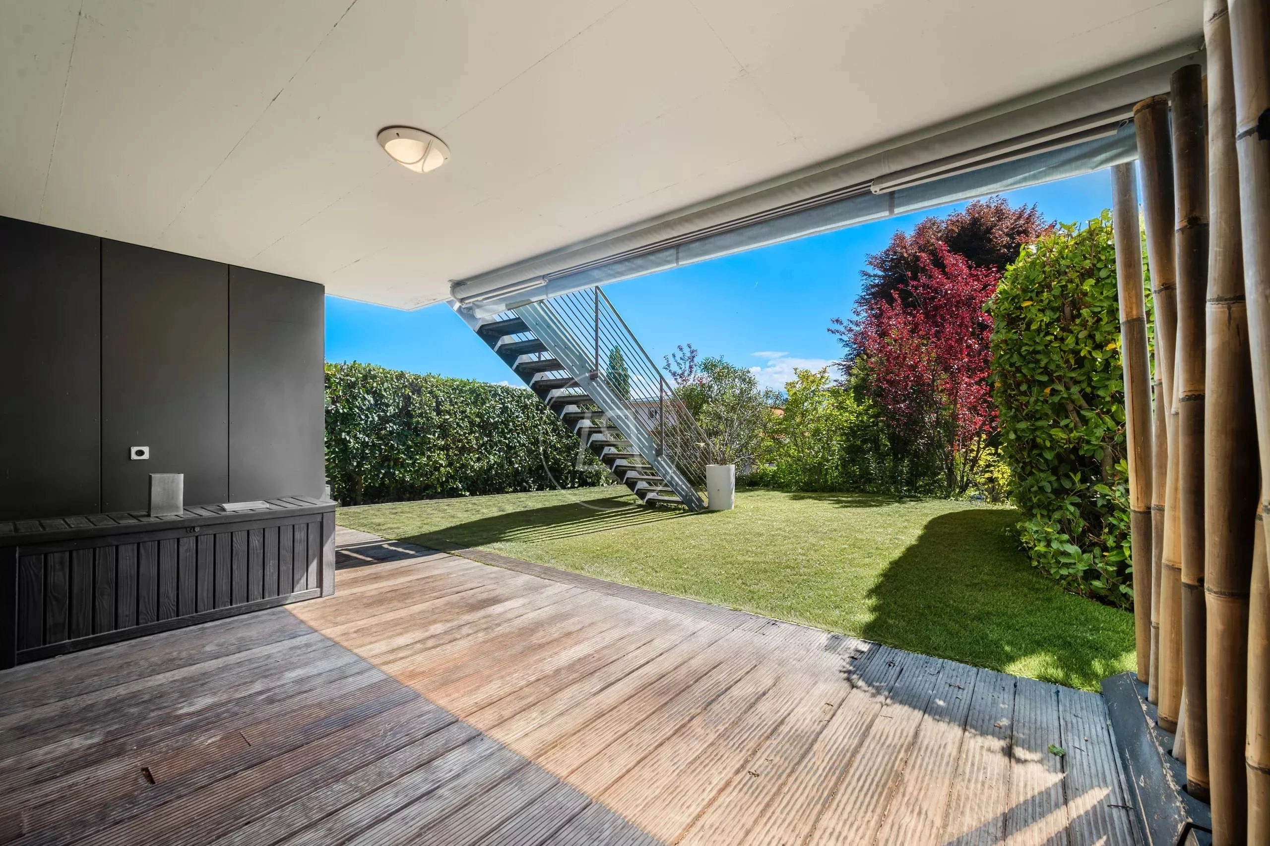 Überdachte Terrasse mit Gartenblick