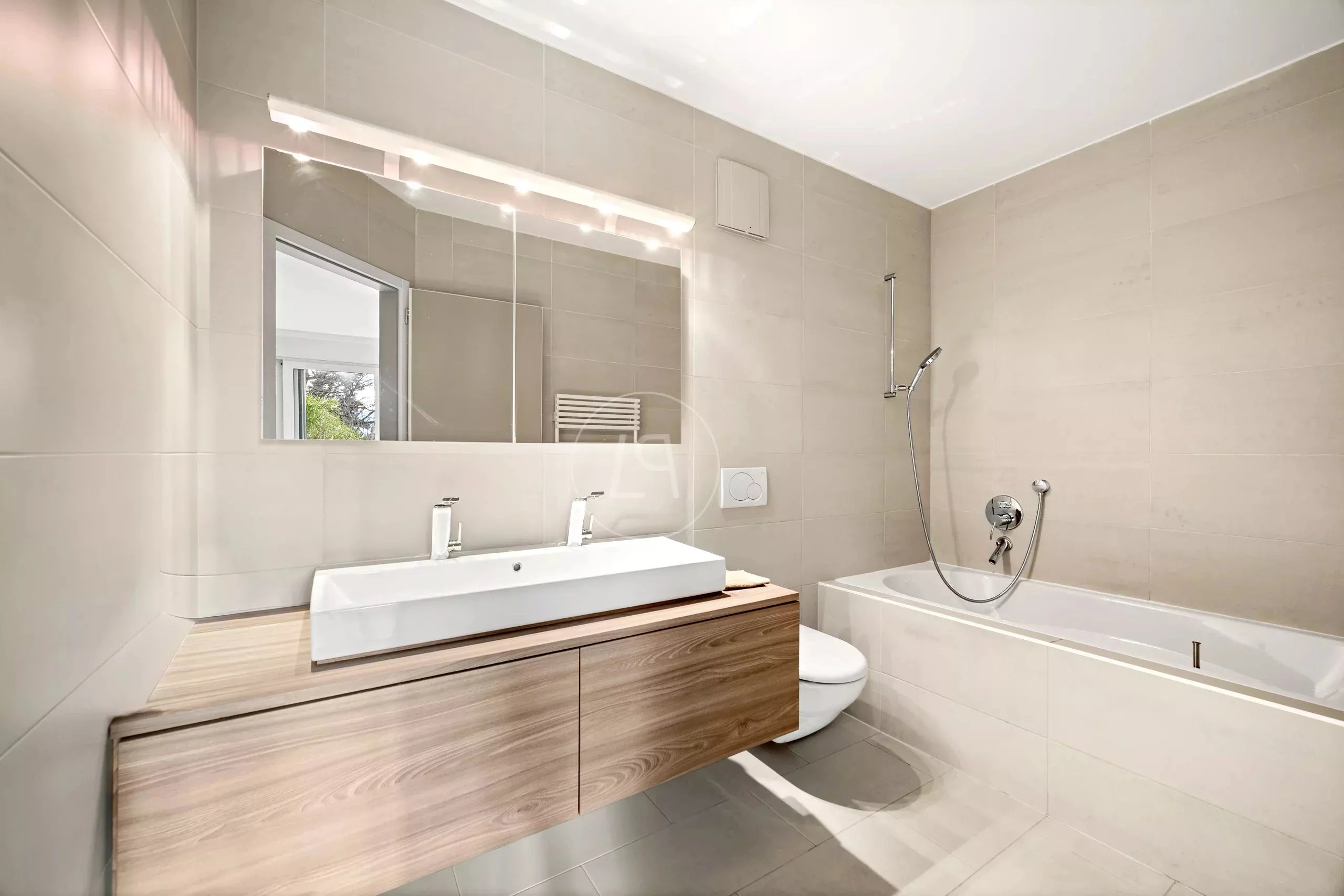 Modernes Badezimmer mit Wanne und Waschtisch