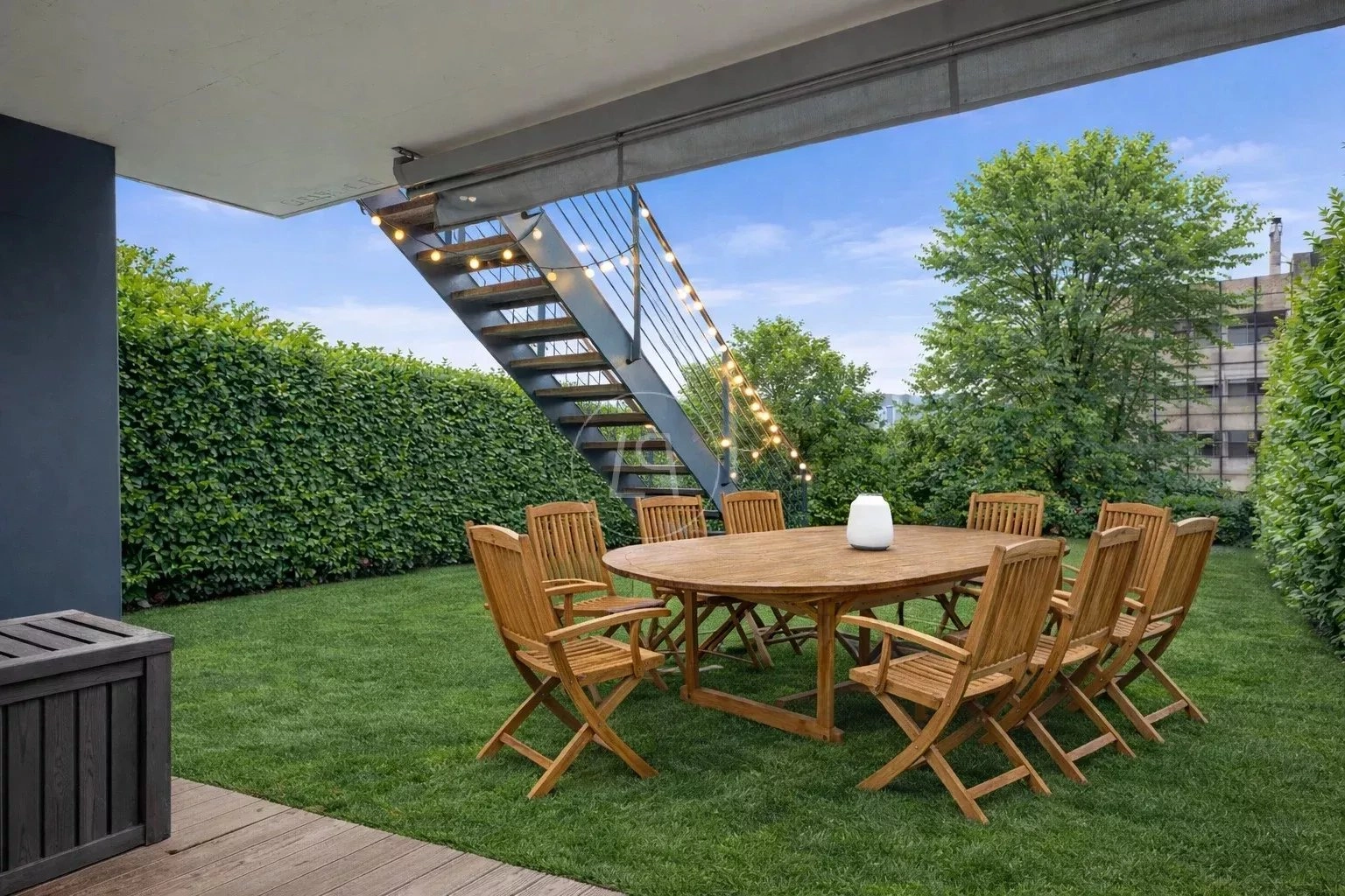 Garten-Terrasse mit Esstisch und Treppe