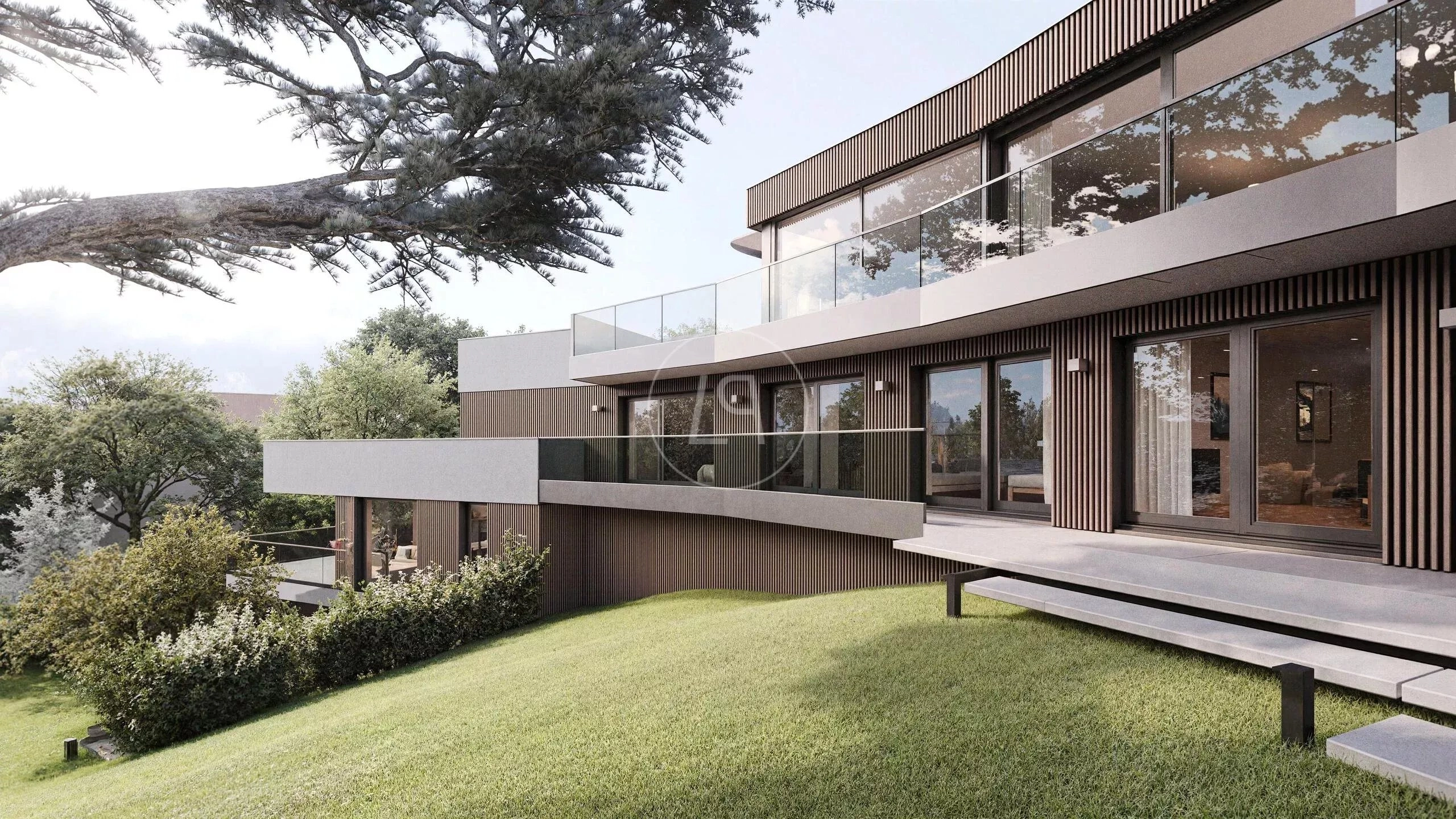 Moderne Außenansicht einer Villa mit großen Glasflächen