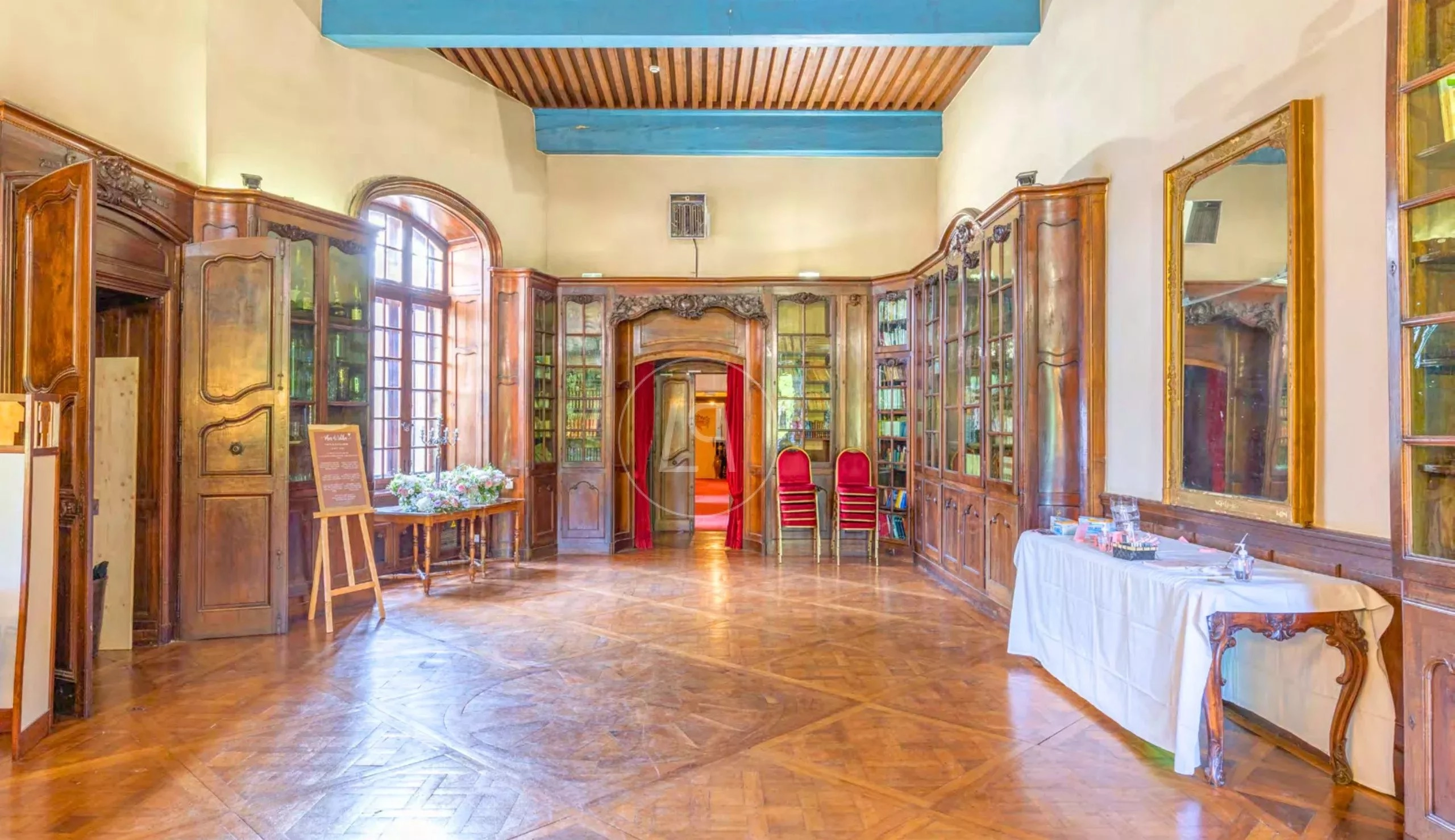 Historischer Saal mit Holzvertäfelung