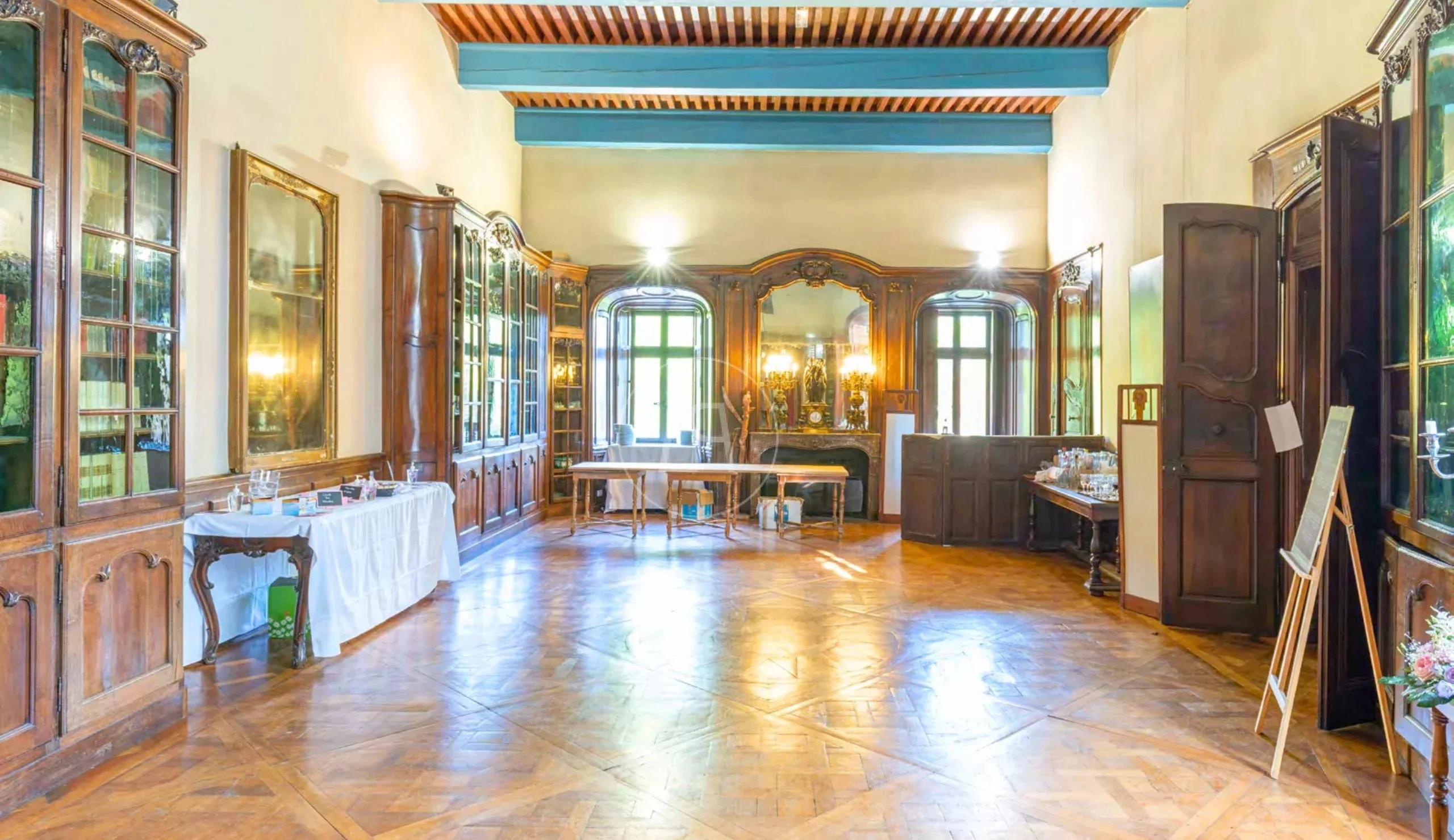 Eleganter Salon mit antiken Holzschränken