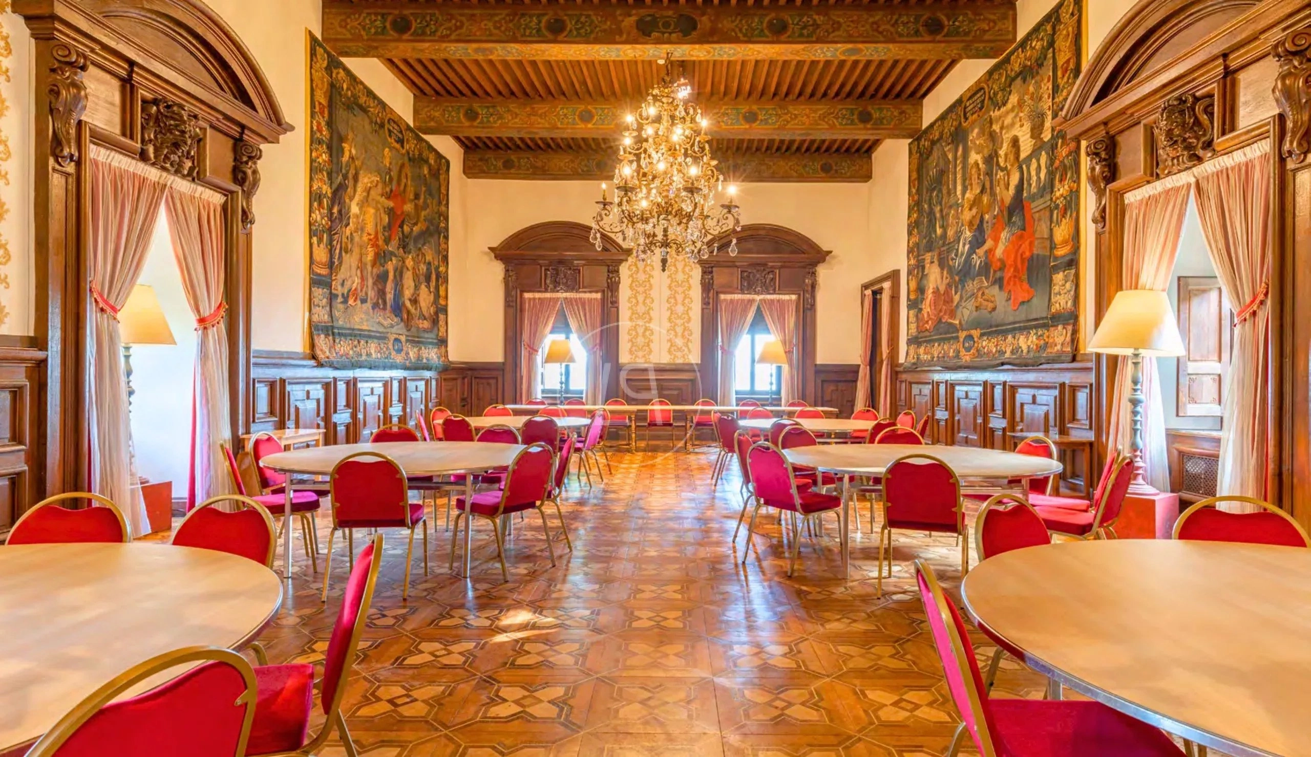 Prunkvoller Speisesaal mit Kronleuchter