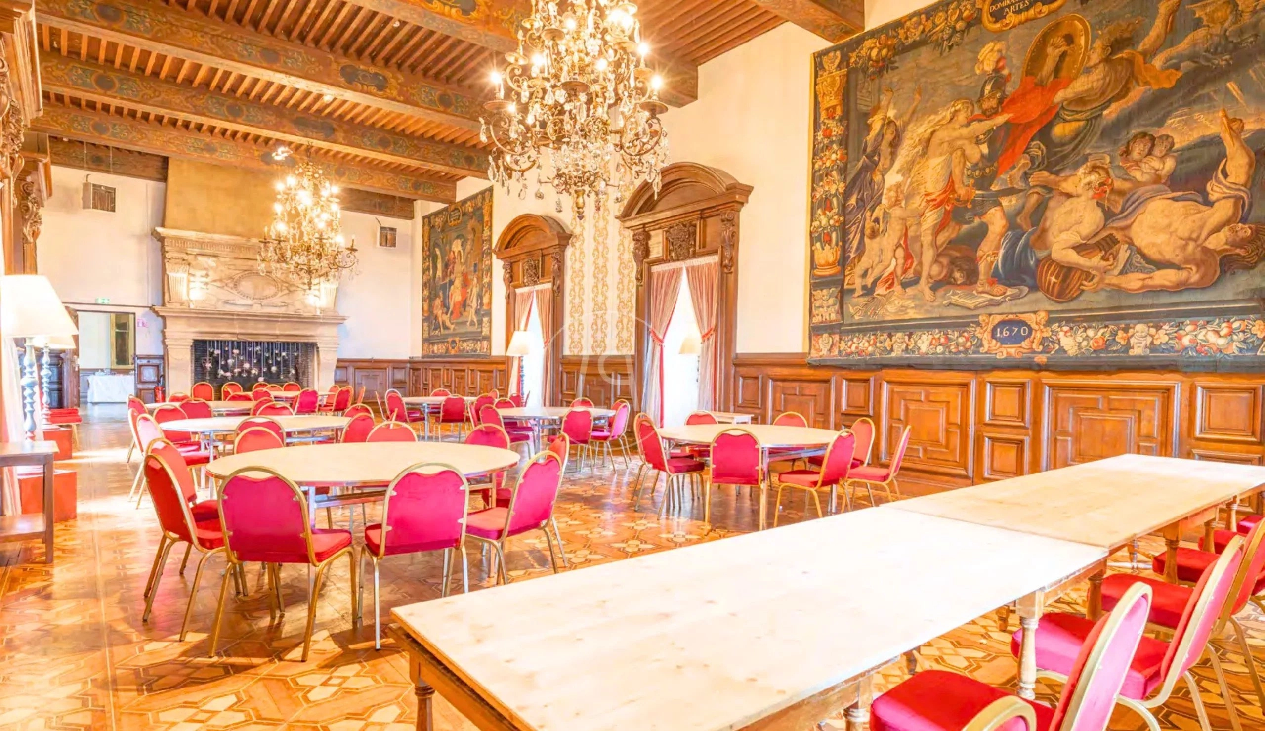 Prunkvoller Speisesaal mit historischen Dekorelementen
