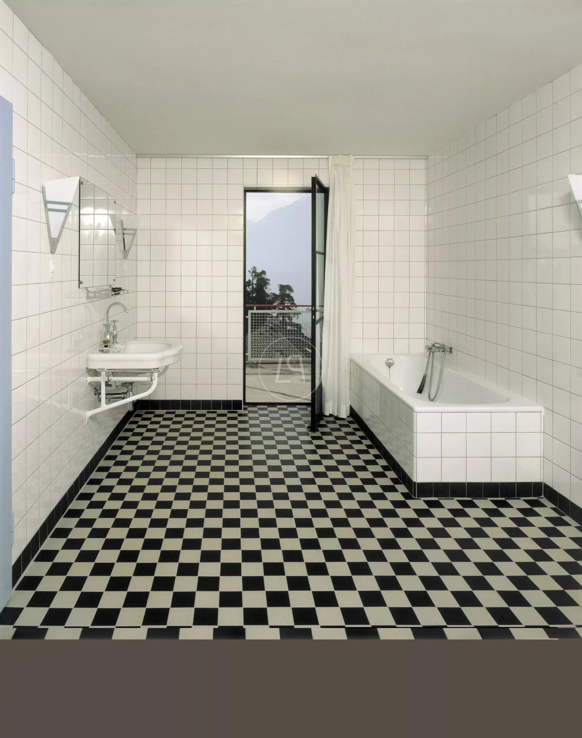 Badezimmer mit Schwarz-Weiß-Karosboden