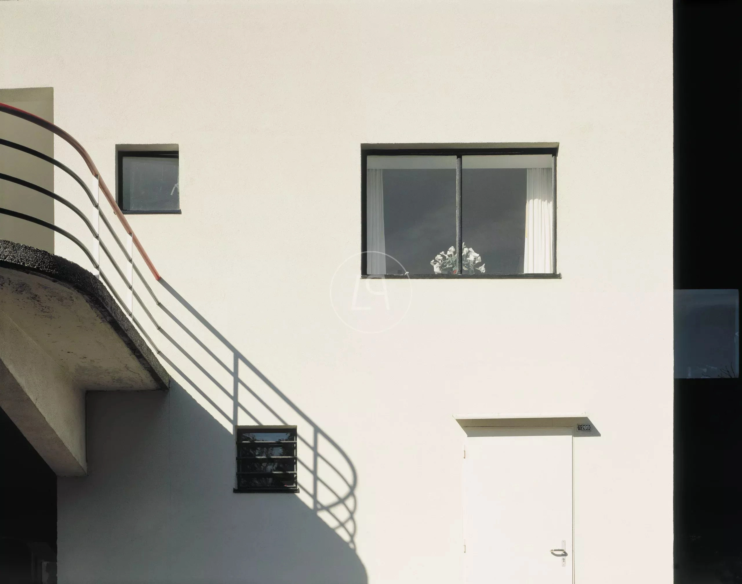 Außenansicht eines modernen Gebäudes mit Treppe und Fenstern