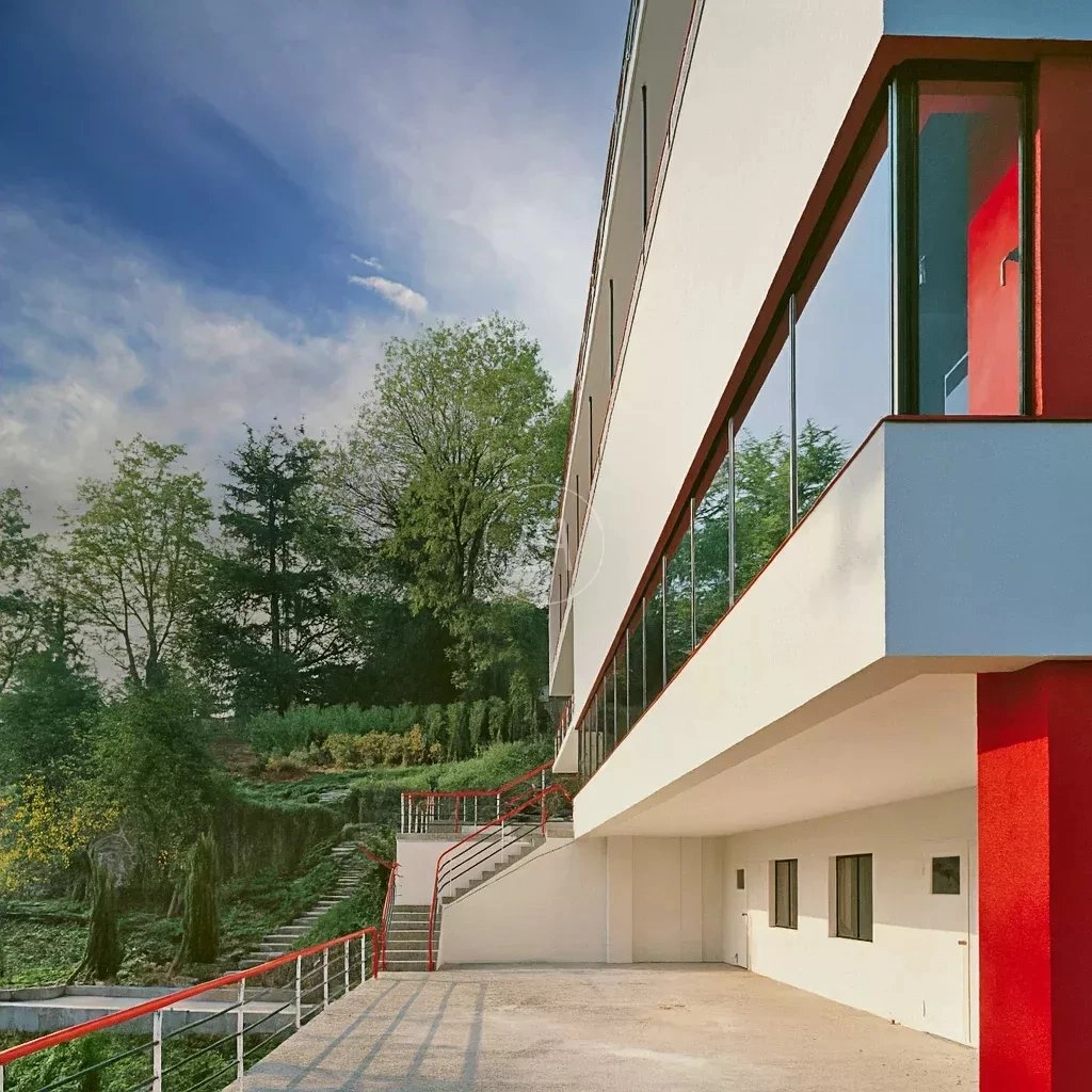 Moderne Außenansicht eines Gebäudes mit Terrasse
