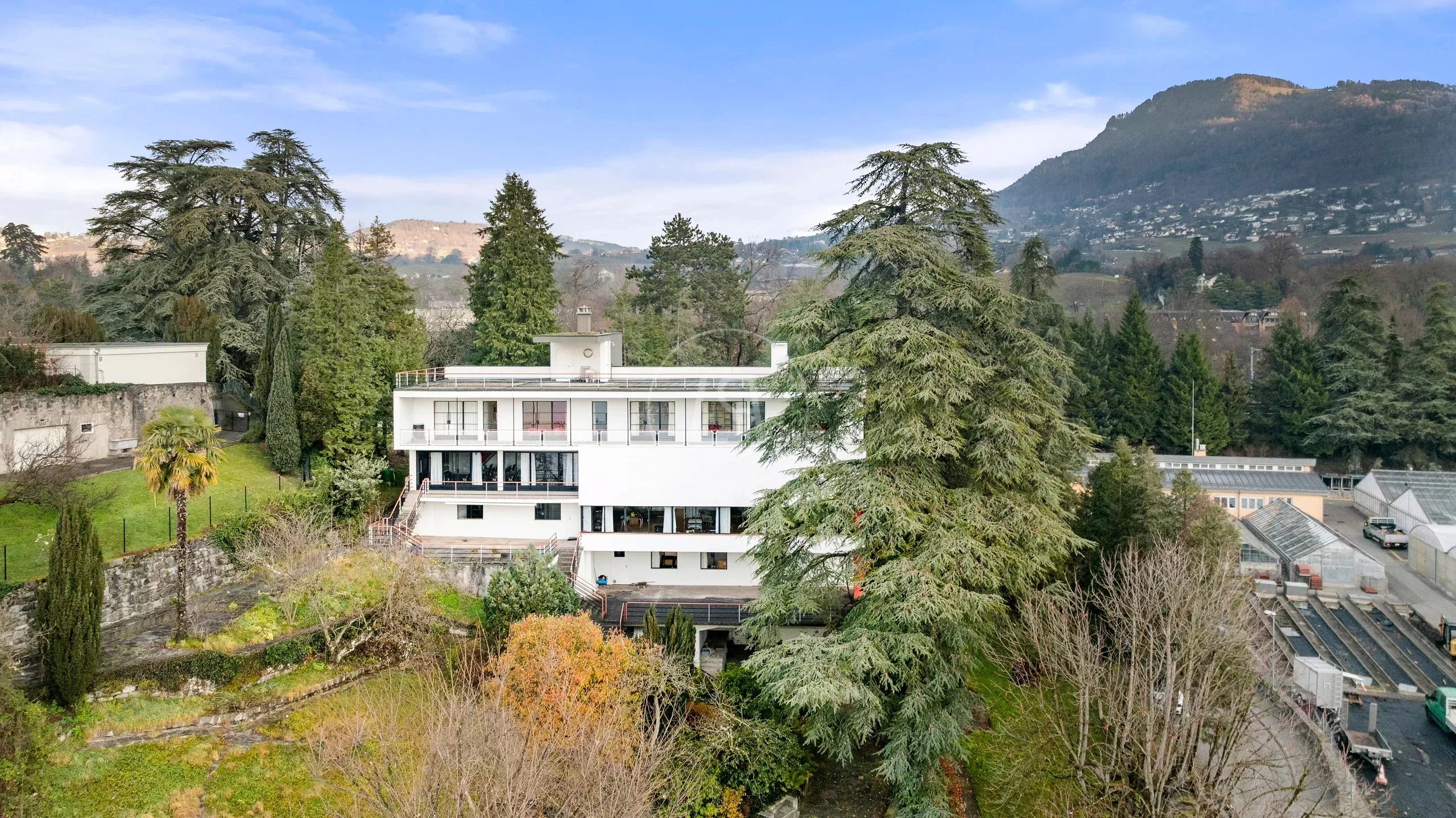 Moderne Villa in grüner Hanglage