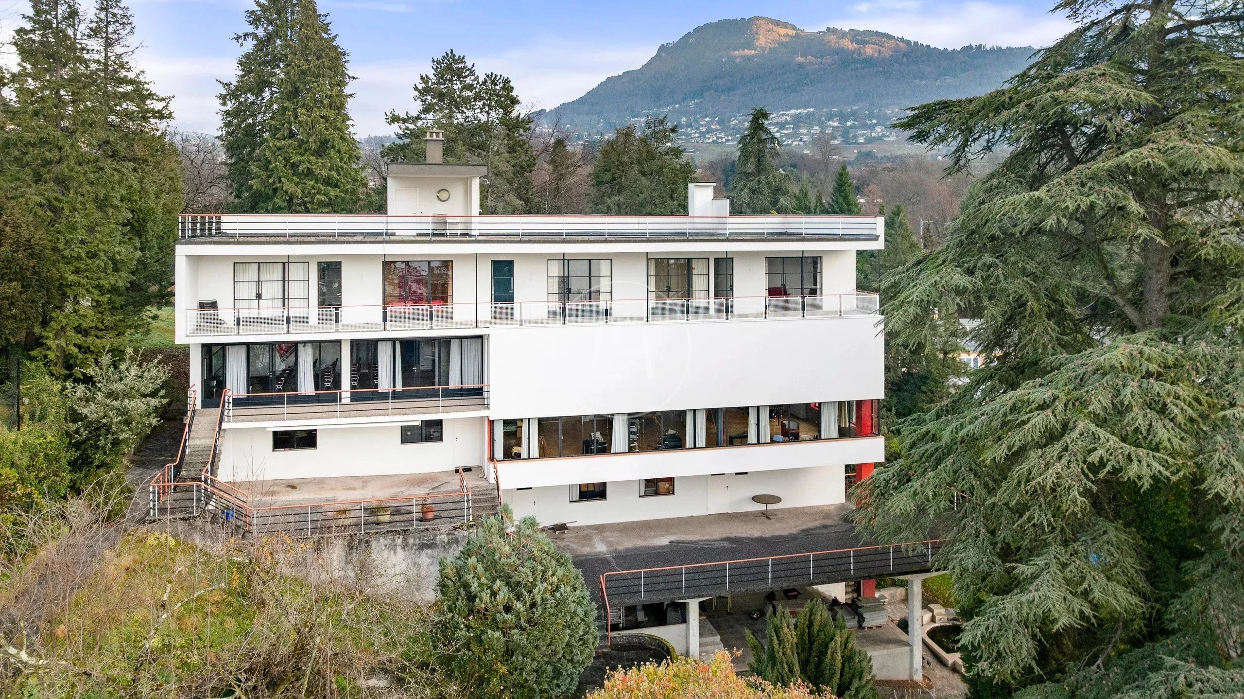 Modernes Mehrfamilien- oder Terrassenhaus in Hanglage mit Bergblick
