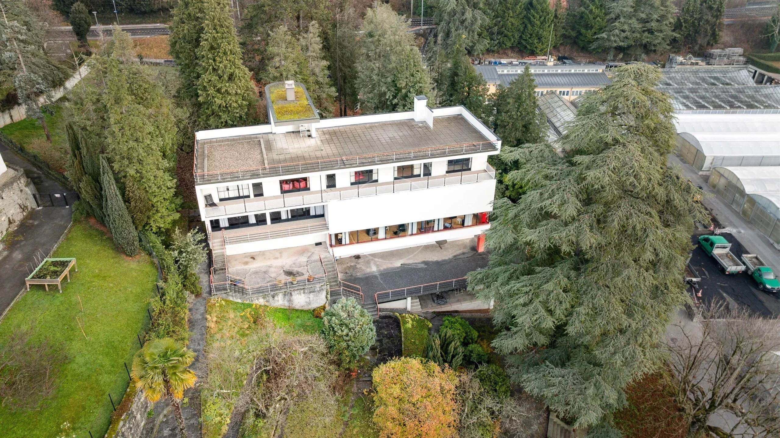 Luftaufnahme eines modernen Gebäudes mit Gartenanlage