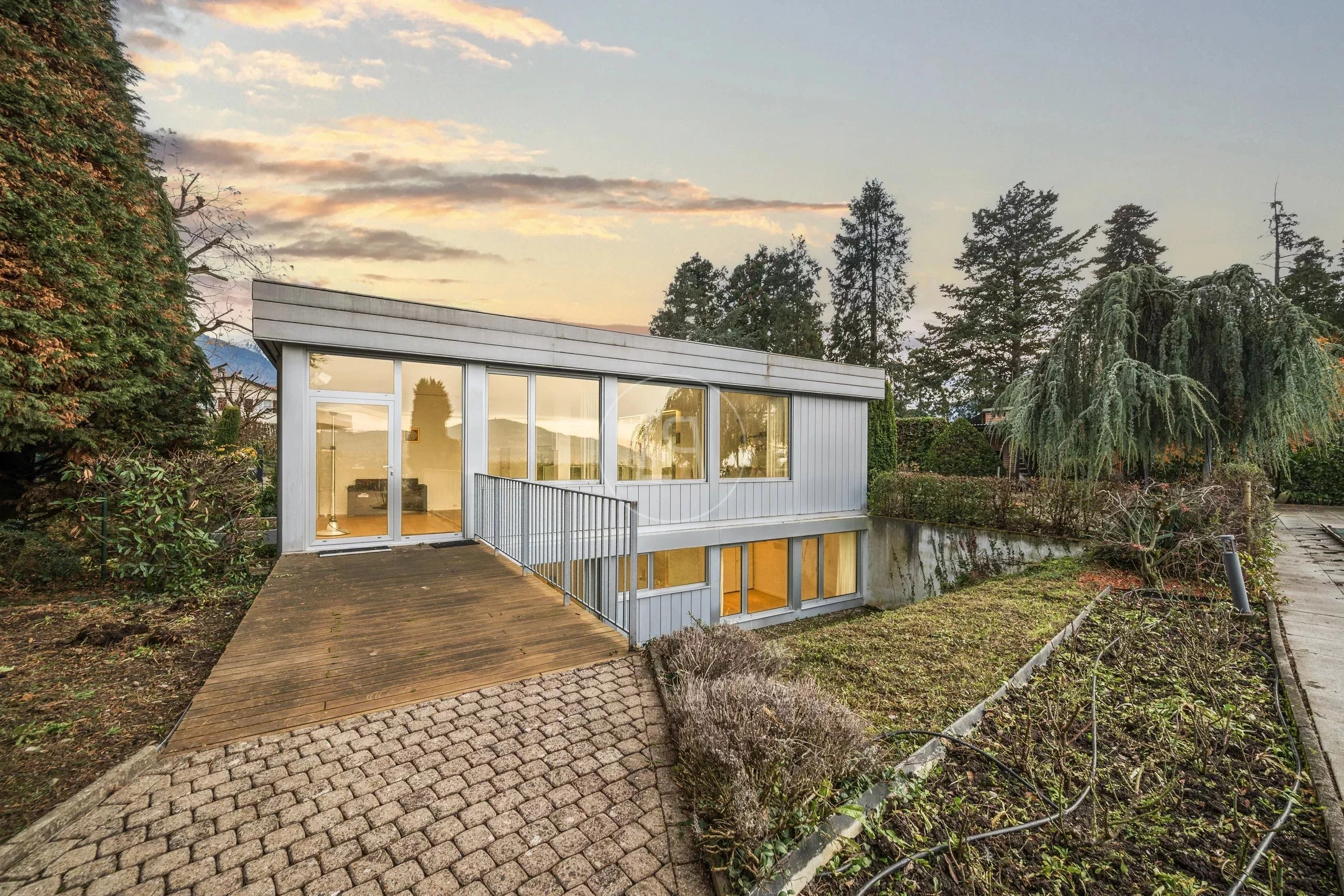 Modernes Haus mit großem Garten und Holzterrasse