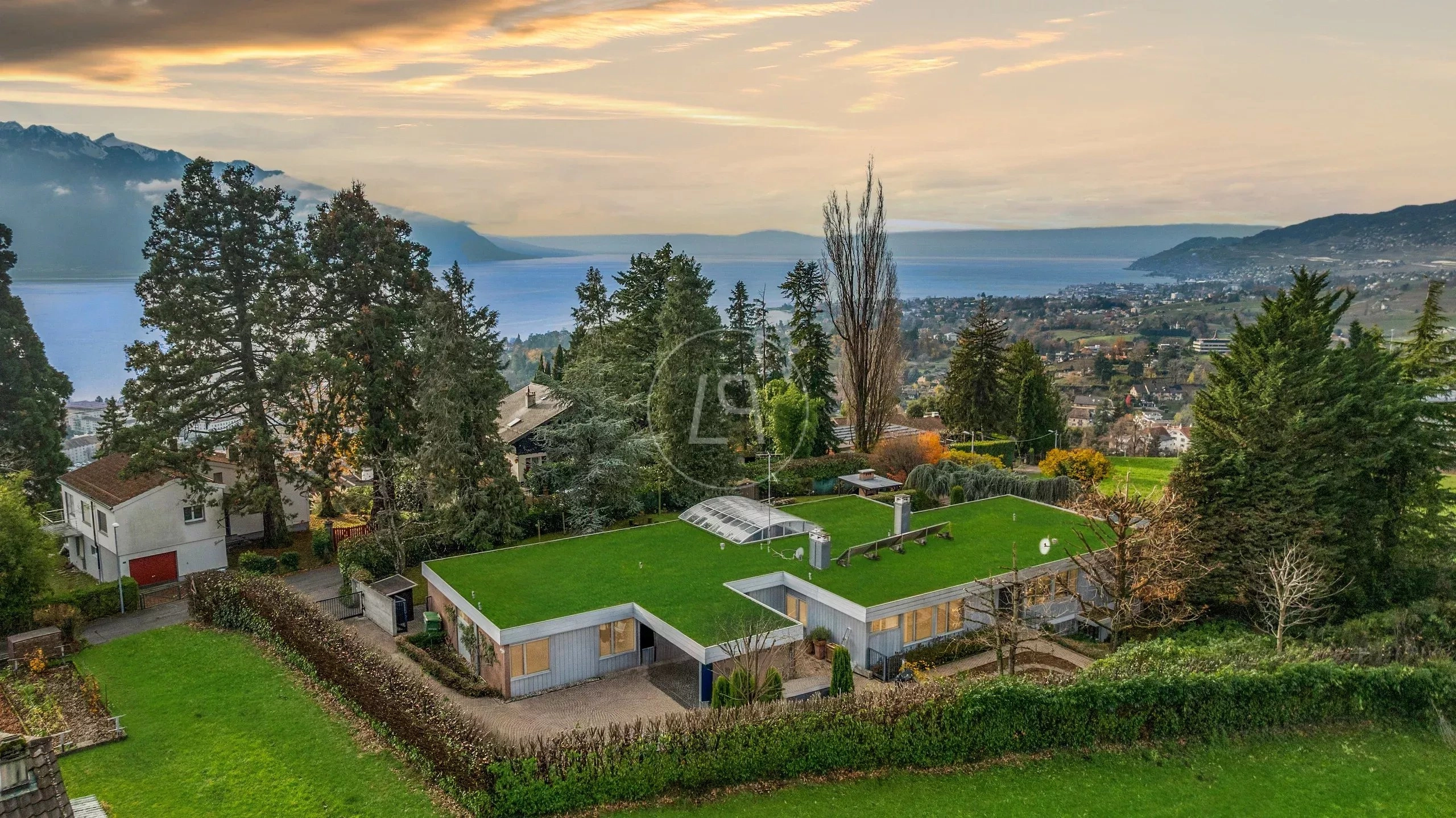 Luftaufnahme eines Hauses mit Seeblick