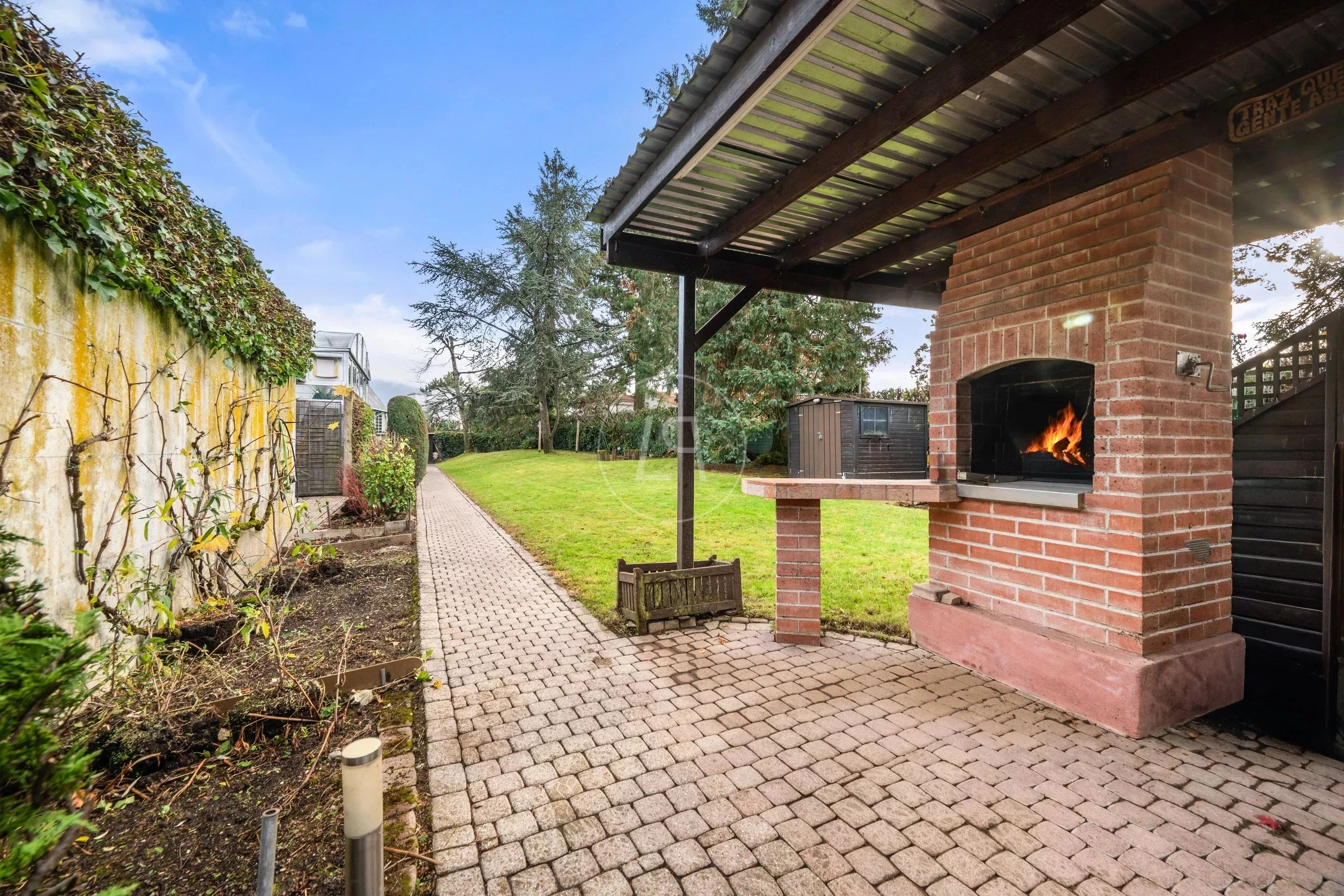 Garten mit überdachtem Außengrill
