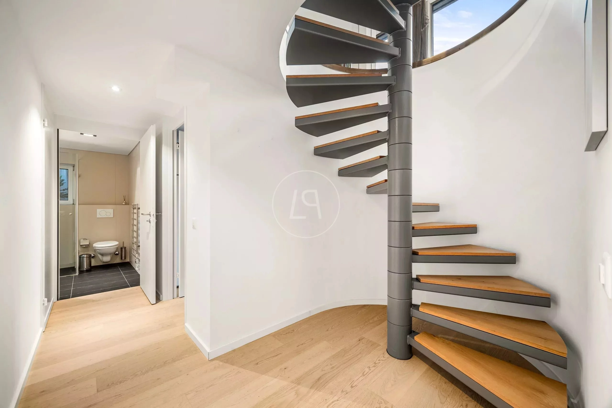 Moderne Eingangshalle mit Spindeltreppe