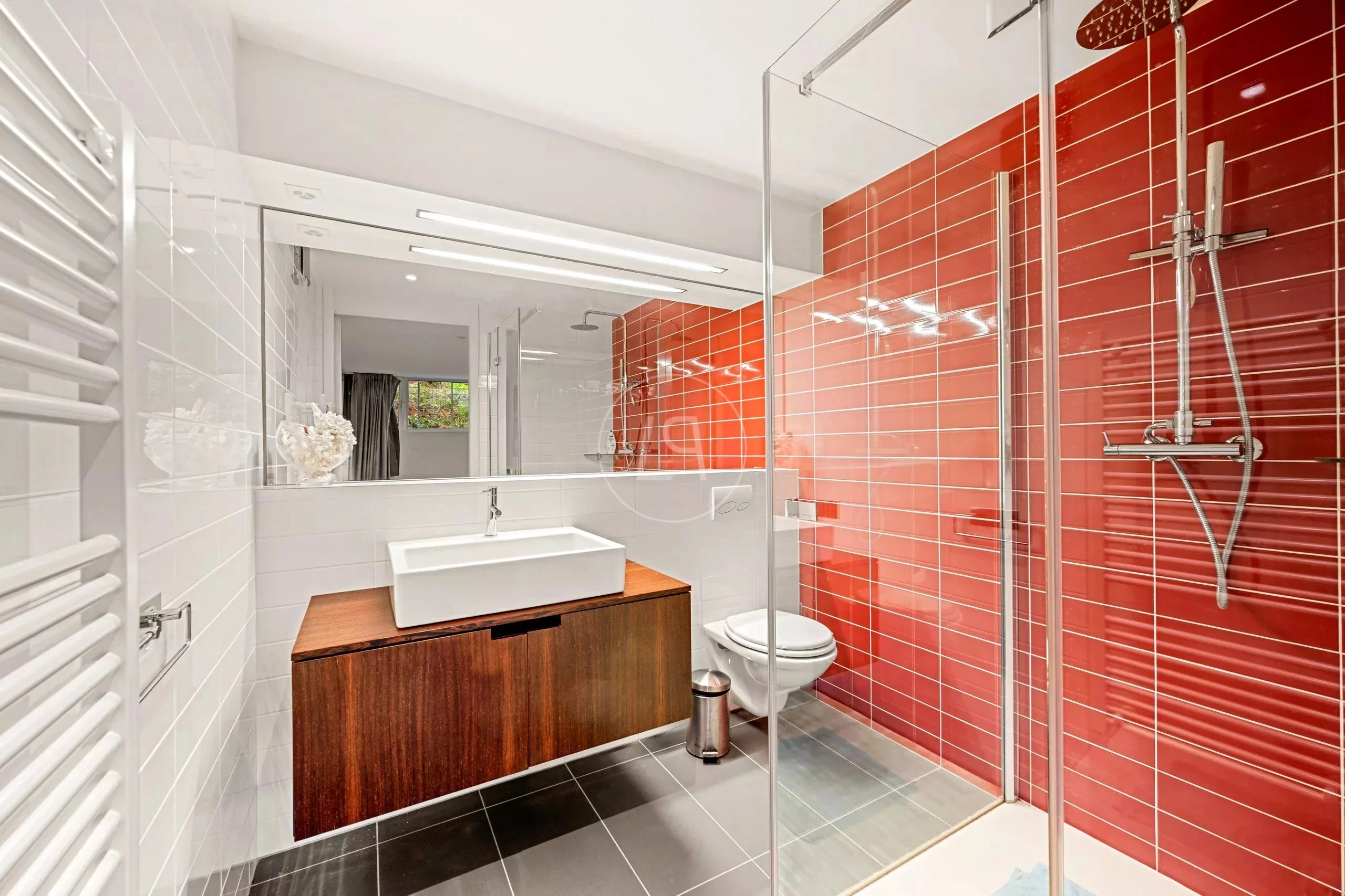 Modernes Badezimmer mit begehbarer Dusche und rotem Fliesendesign