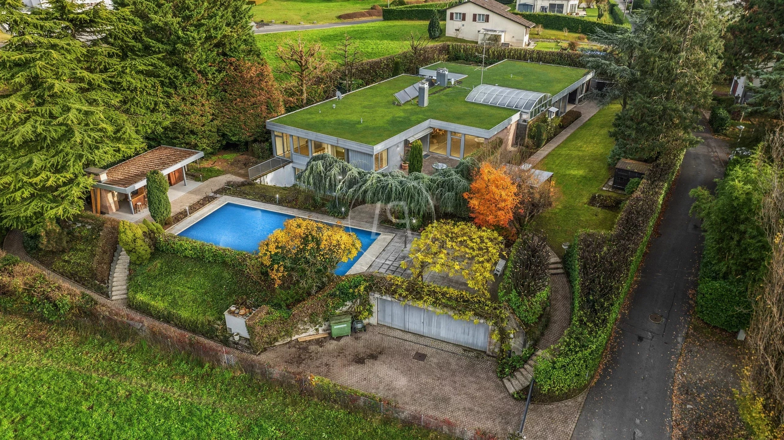 Auffällige Villa mit Garten und Pool aus der Luft