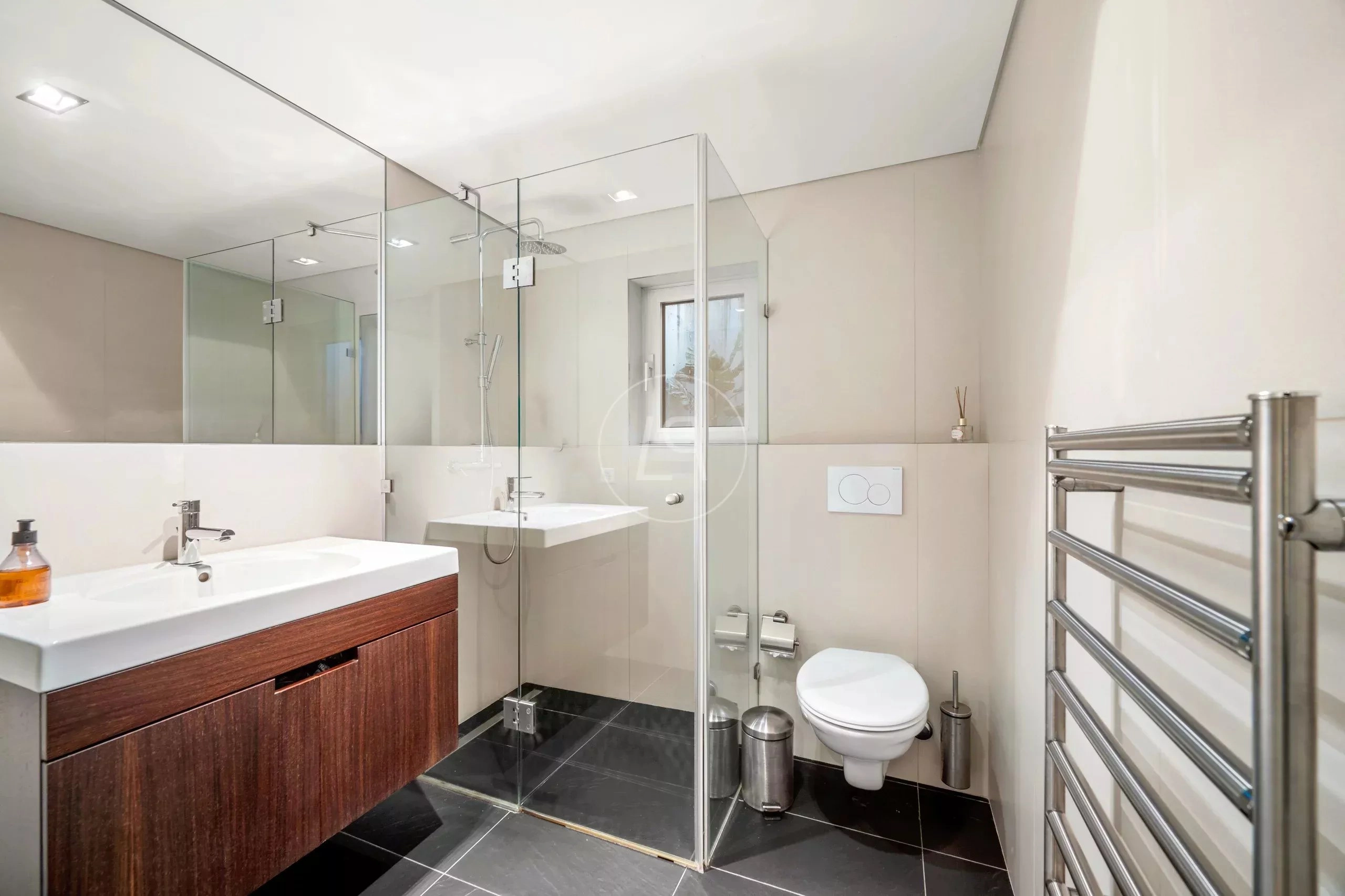 Modernes Badezimmer mit Glasdusche und Wand-WC