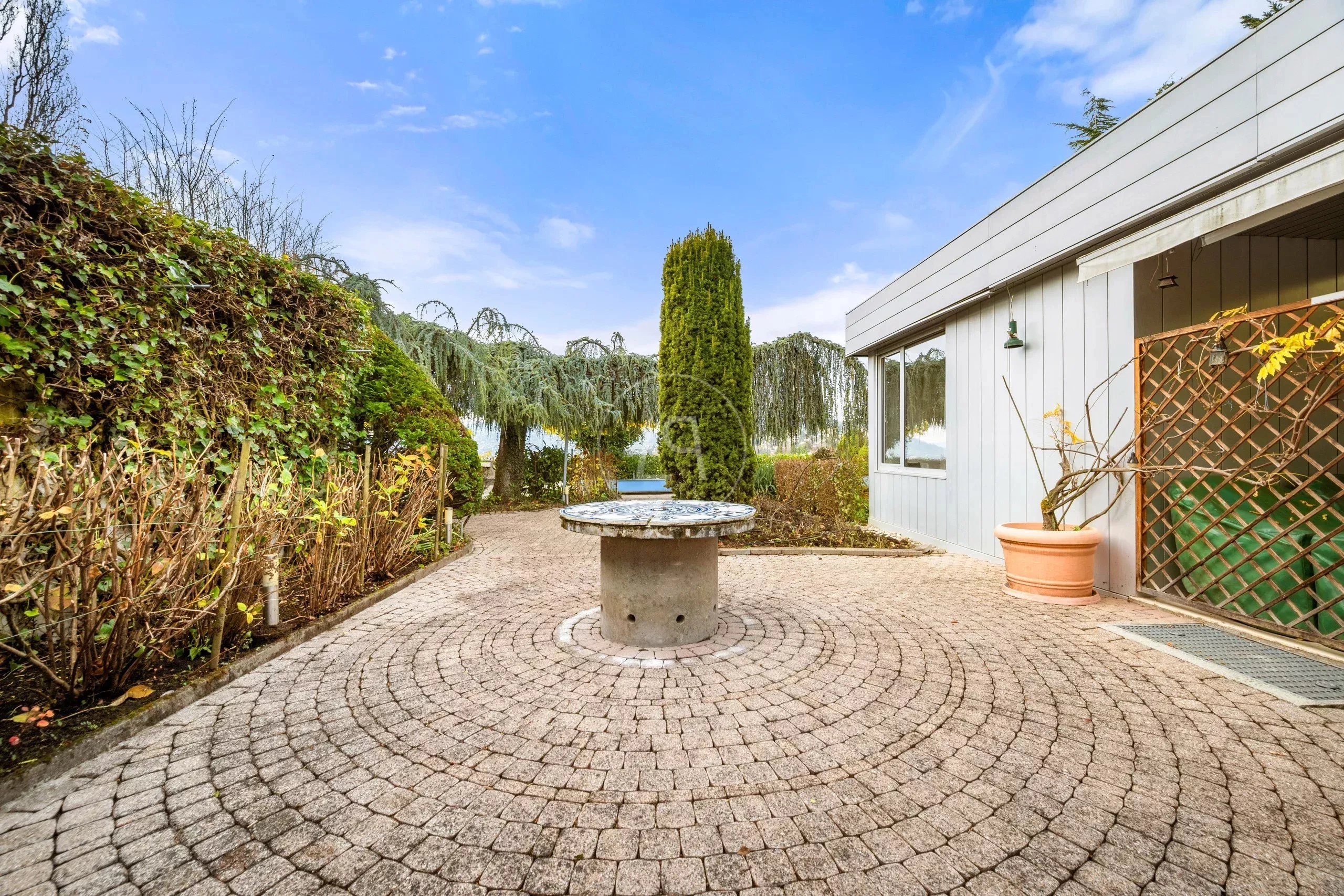 Außenhof mit Terrassenpflaster und Garten