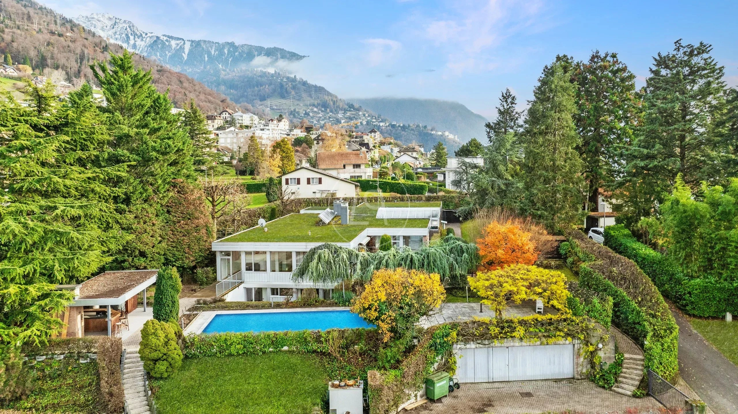 Villengrundstück mit Pool und Bergblick