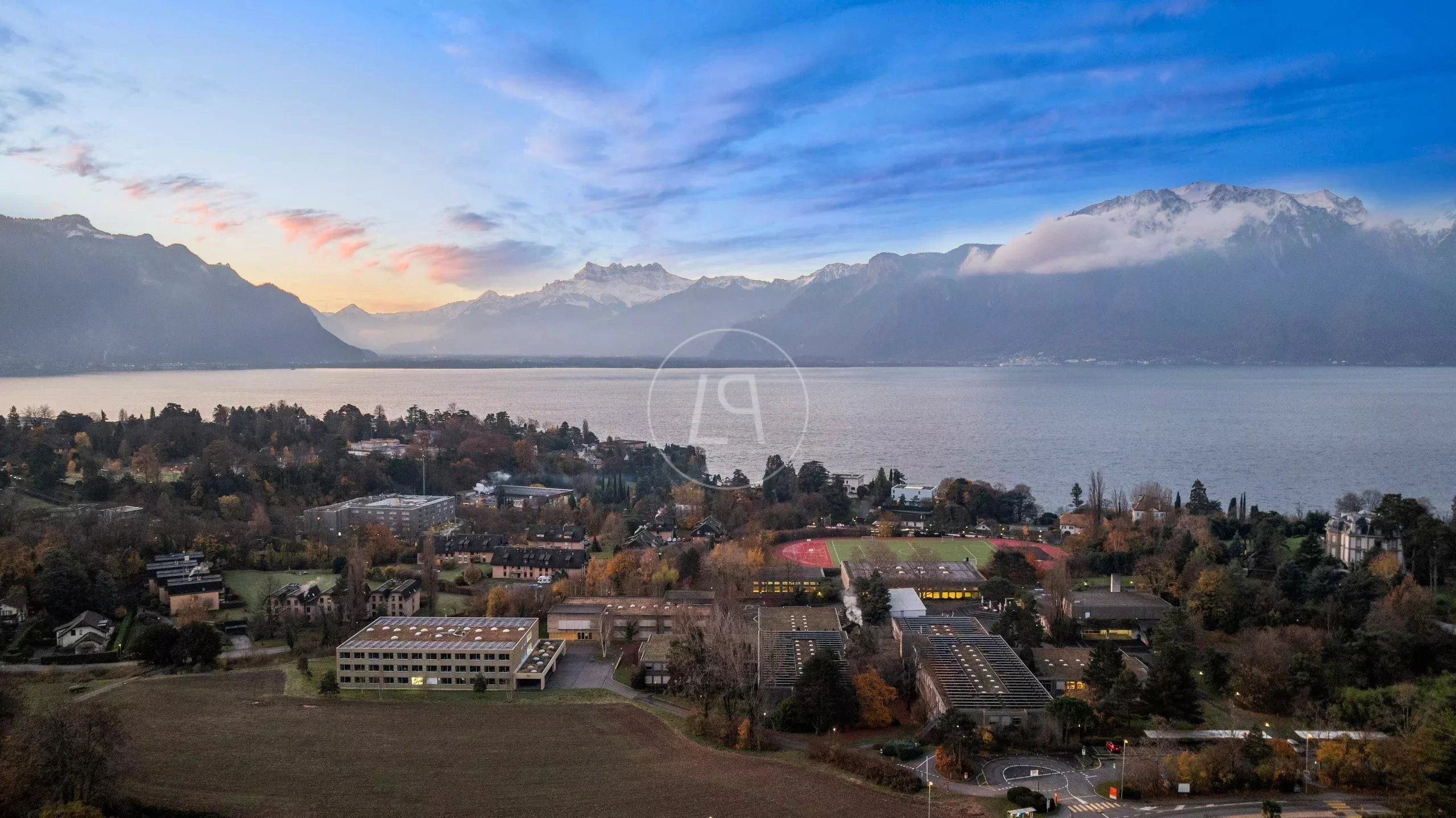 Seeblick mit Alpenpanorama