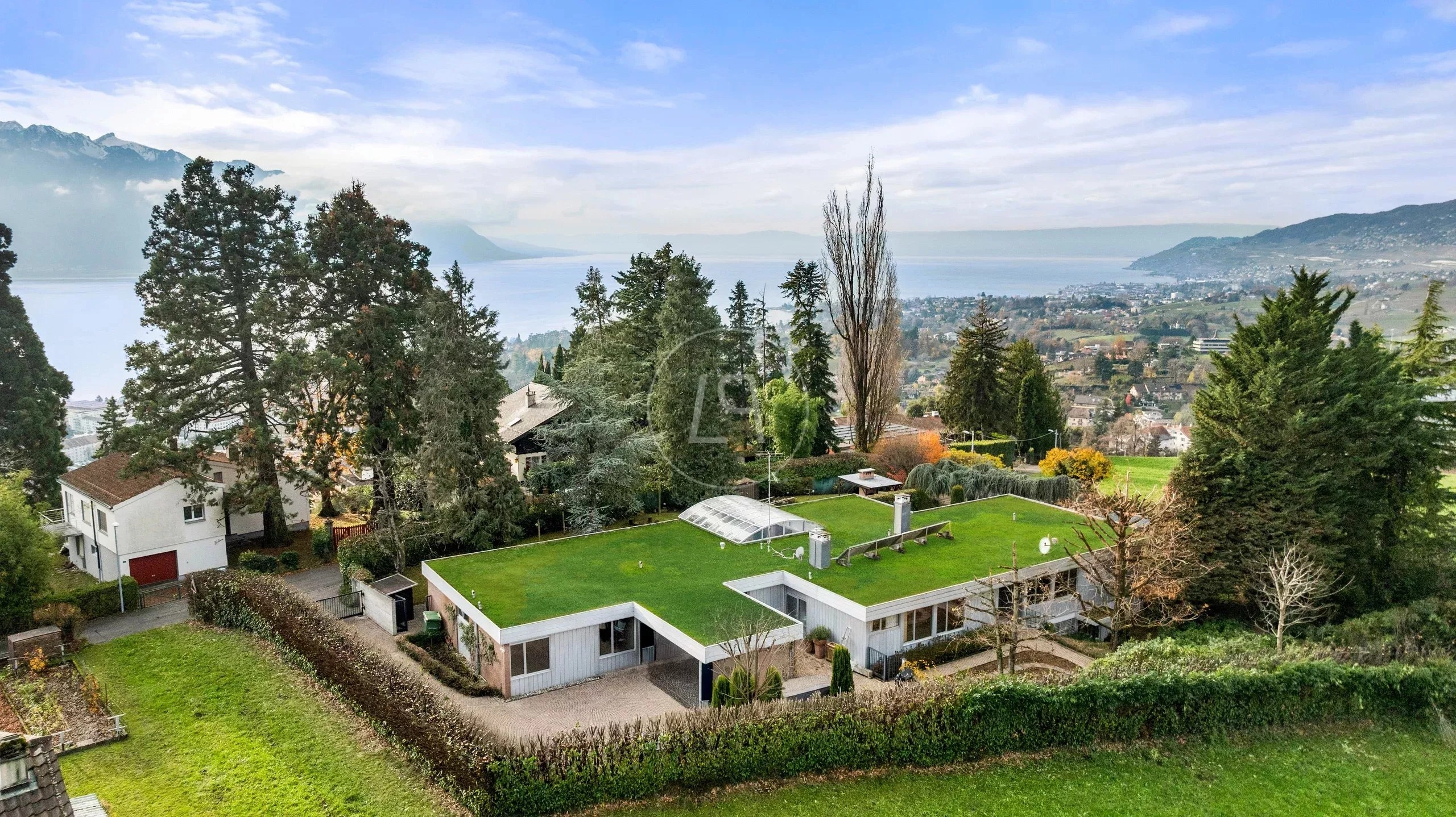 Drohnenaufnahme eines Hauses mit Gründach und Seeblick