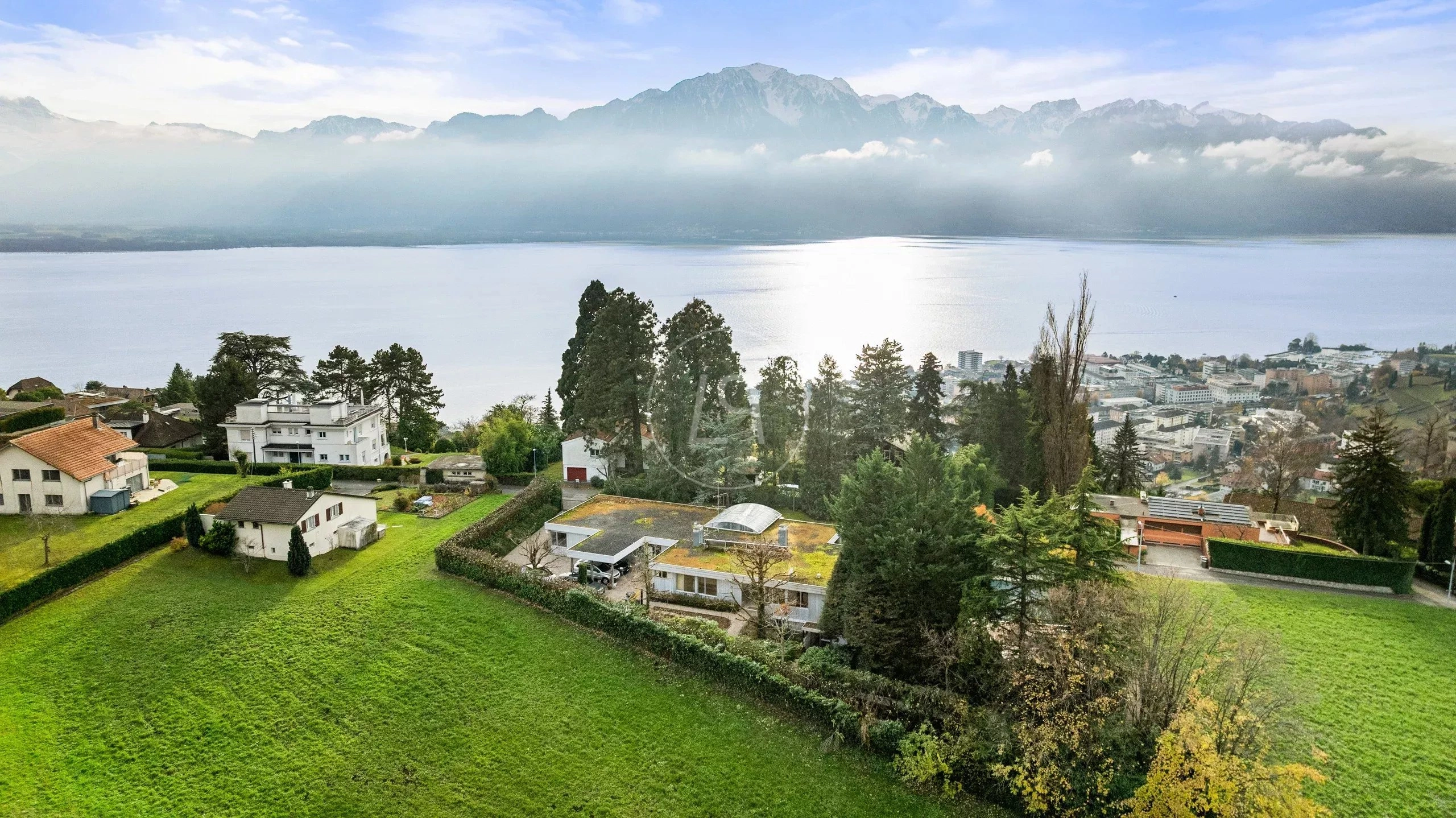 Seeblick mit Bergpanorama