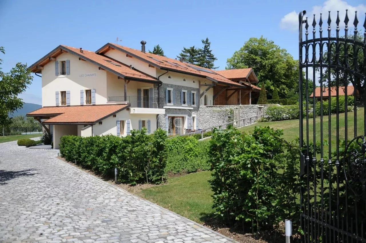 Außenansicht eines Landhauses mit Zufahrt