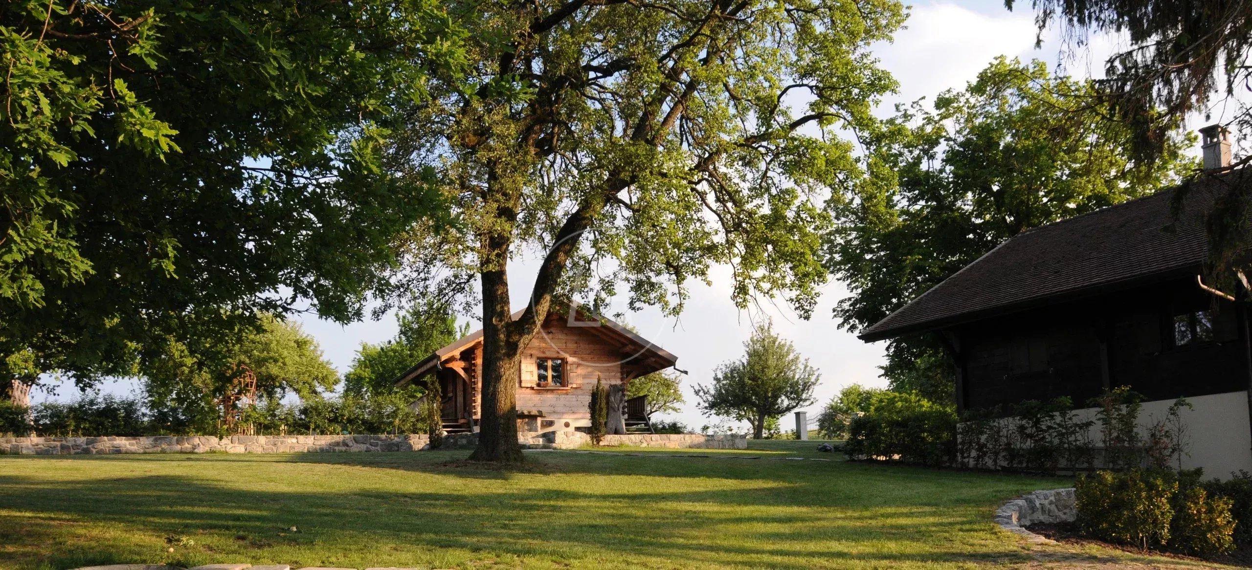 Ländliches Anwesen mit Holzhaus und großem Garten