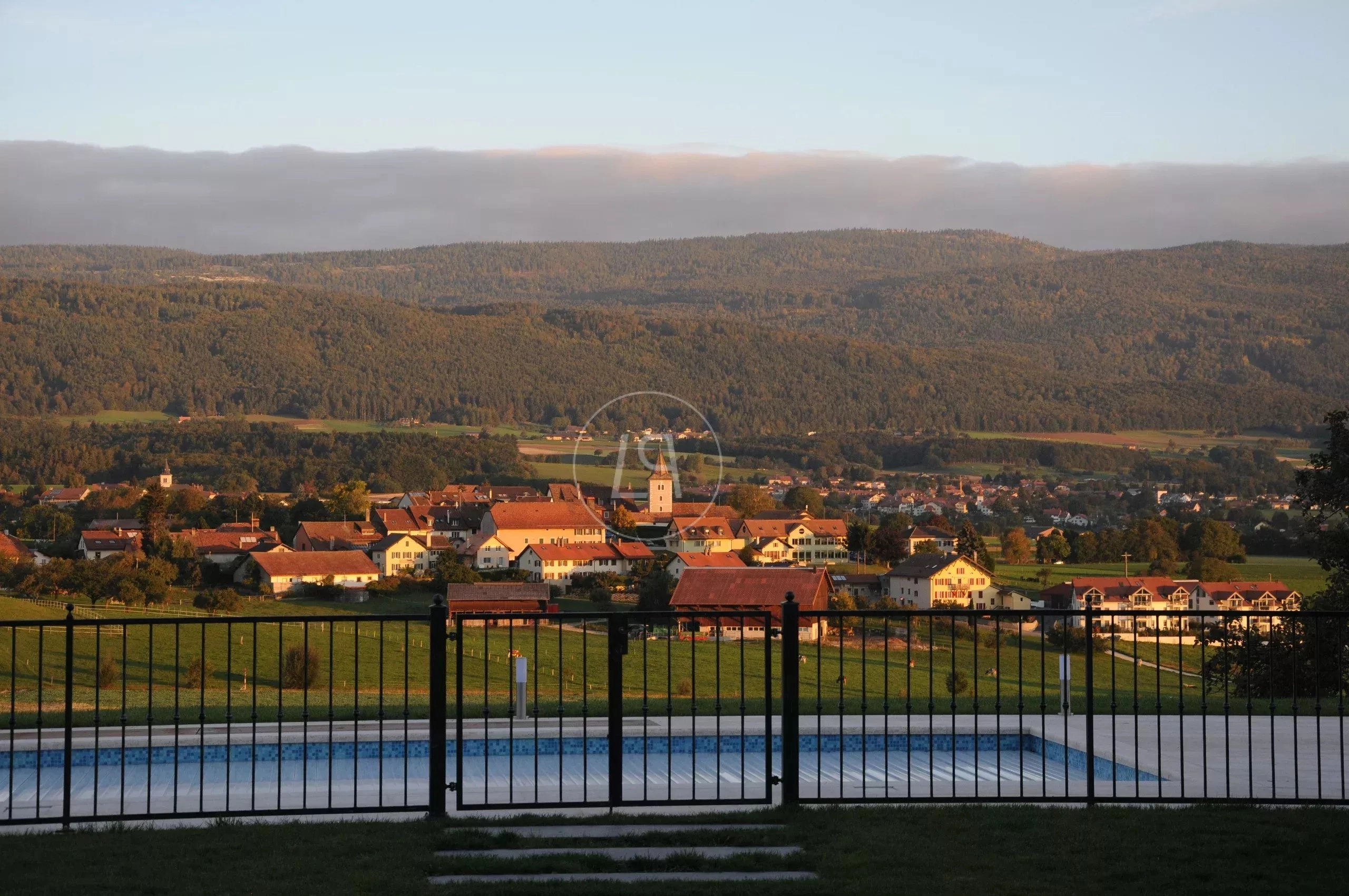 Außenansicht mit Pool und Talblick