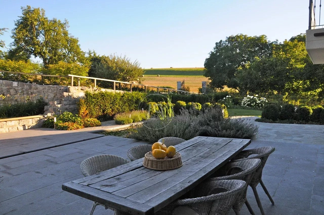 Garten mit Terrasse und Esstisch