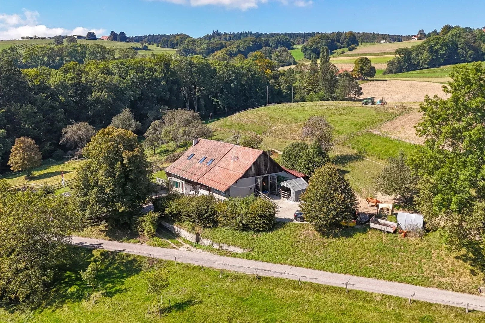 Ländliches Anwesen mit Bauernhaus und Weideland