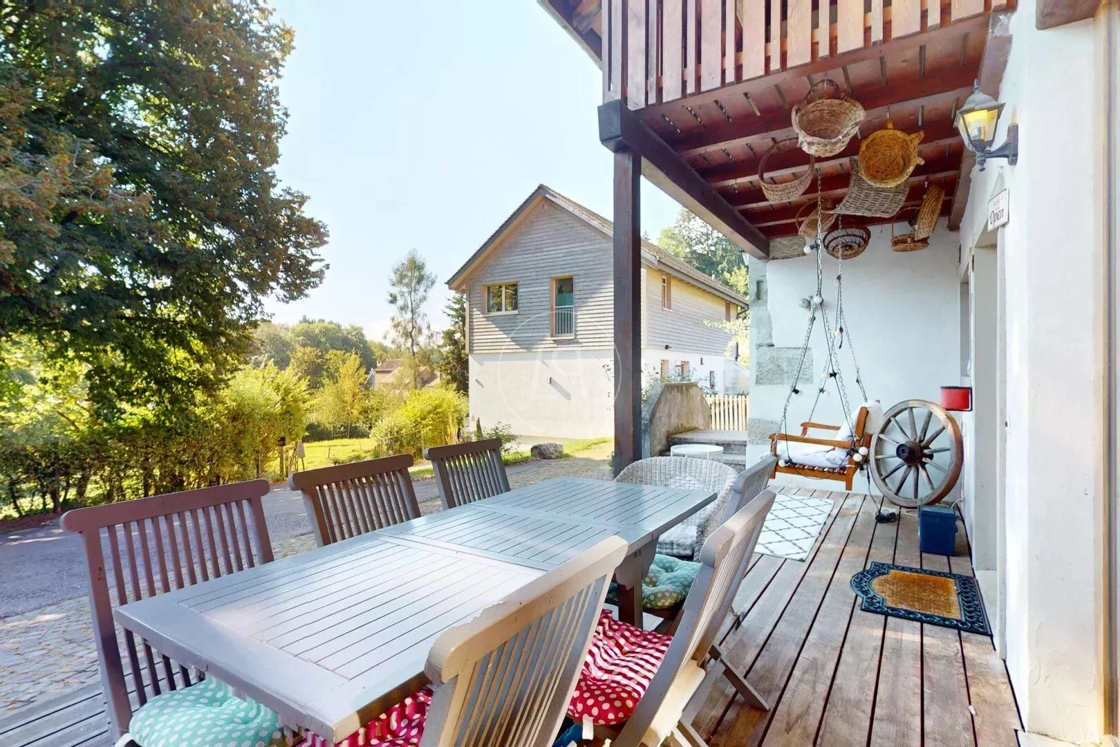Überdachte Terrasse mit Gartenblick