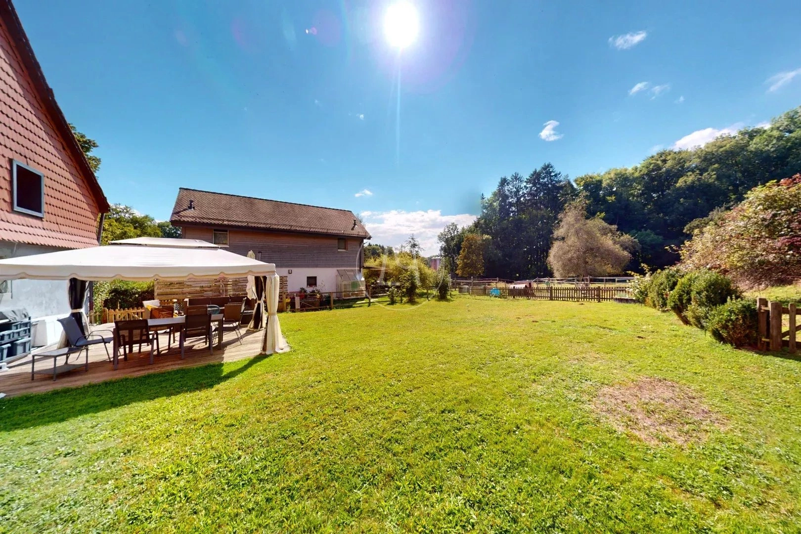 Großer Garten mit Terrasse und Hausansicht
