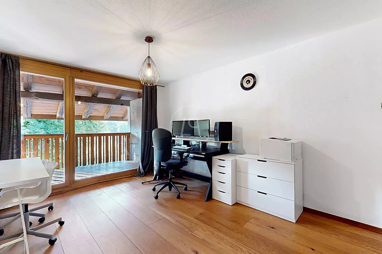 Helles Arbeitszimmer mit Balkonzugang