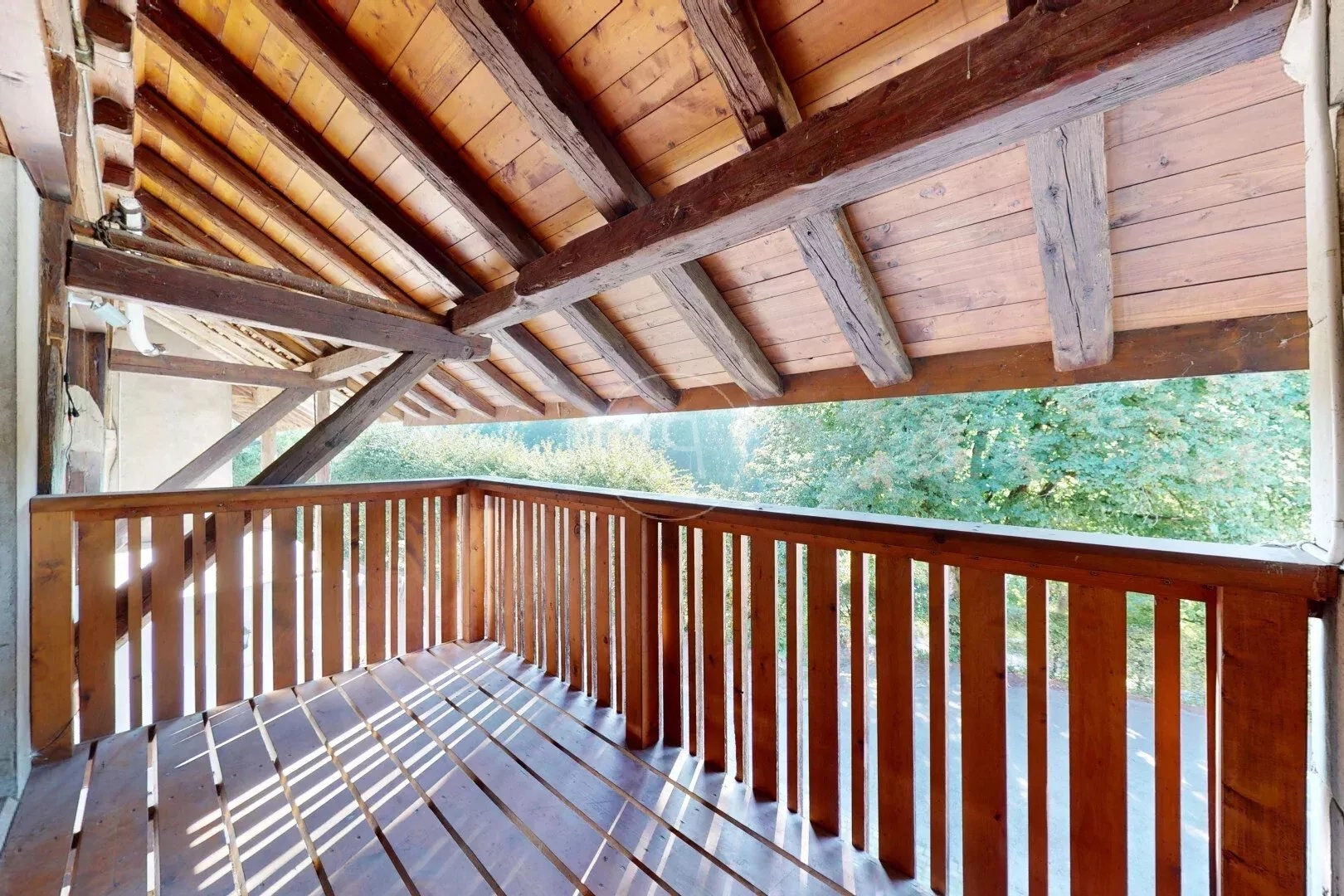 Holzverkleideter Balkon mit Blick ins Grüne
